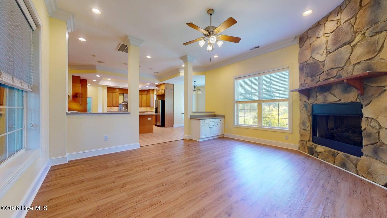 100568487 | Photo 11