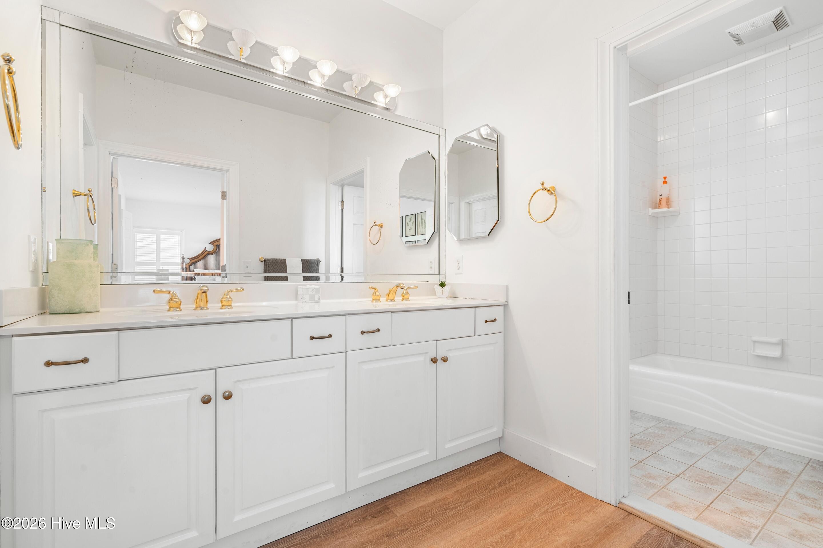 100549309 | Photo 38