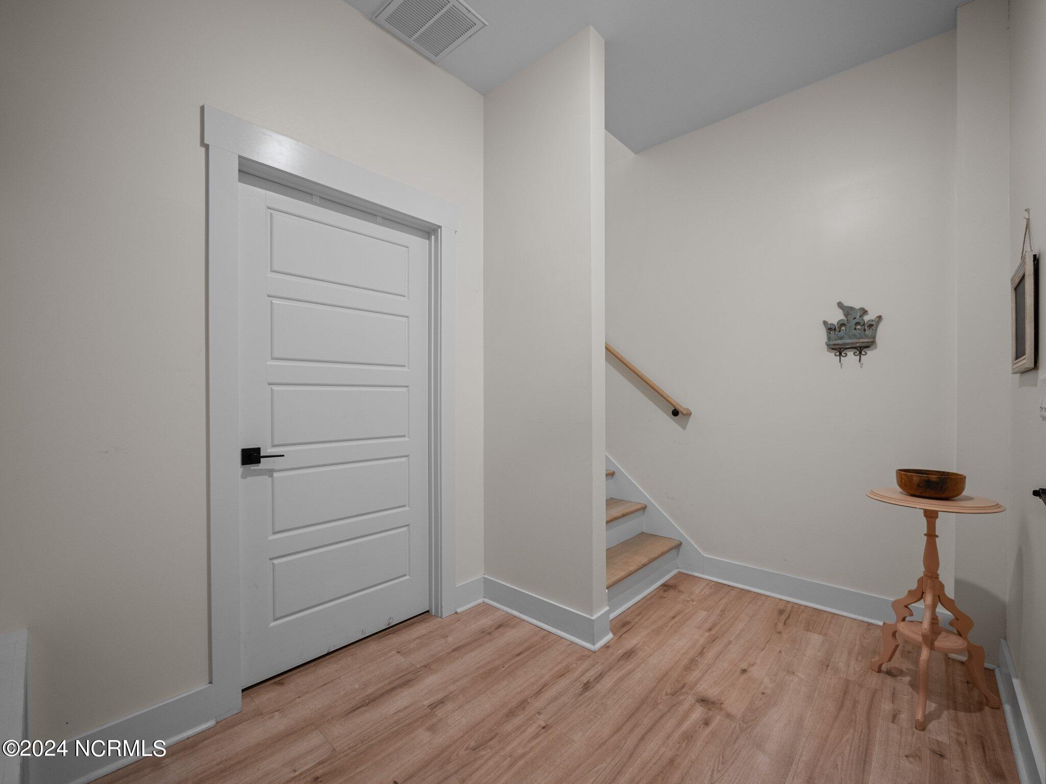 100560825 | Photo 35