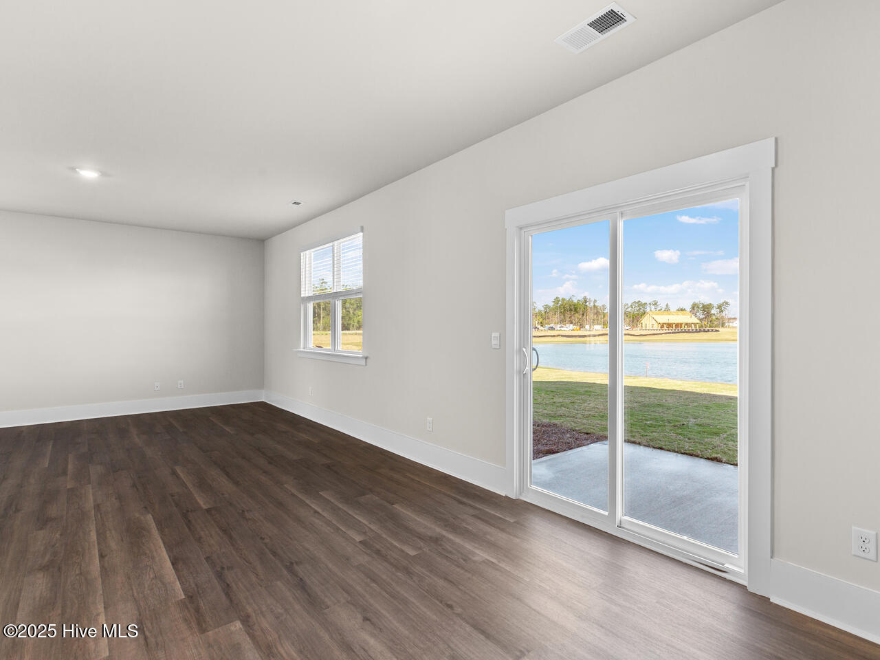 100537145 | Photo 16