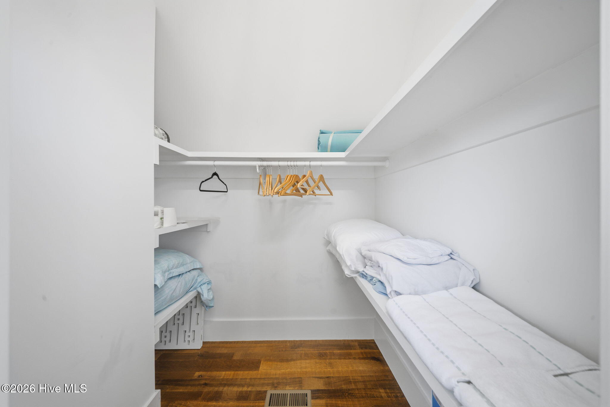 100568047 | Photo 34