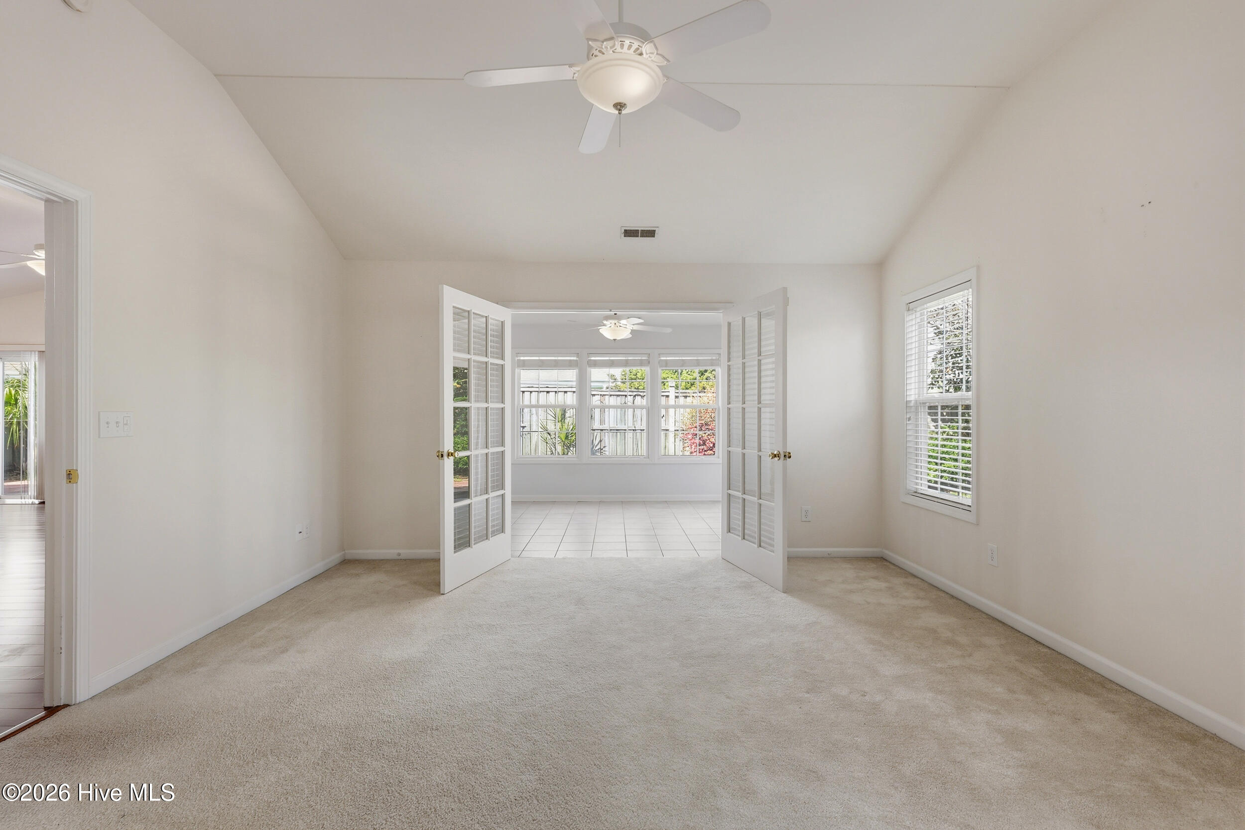 100511628 | Photo 22