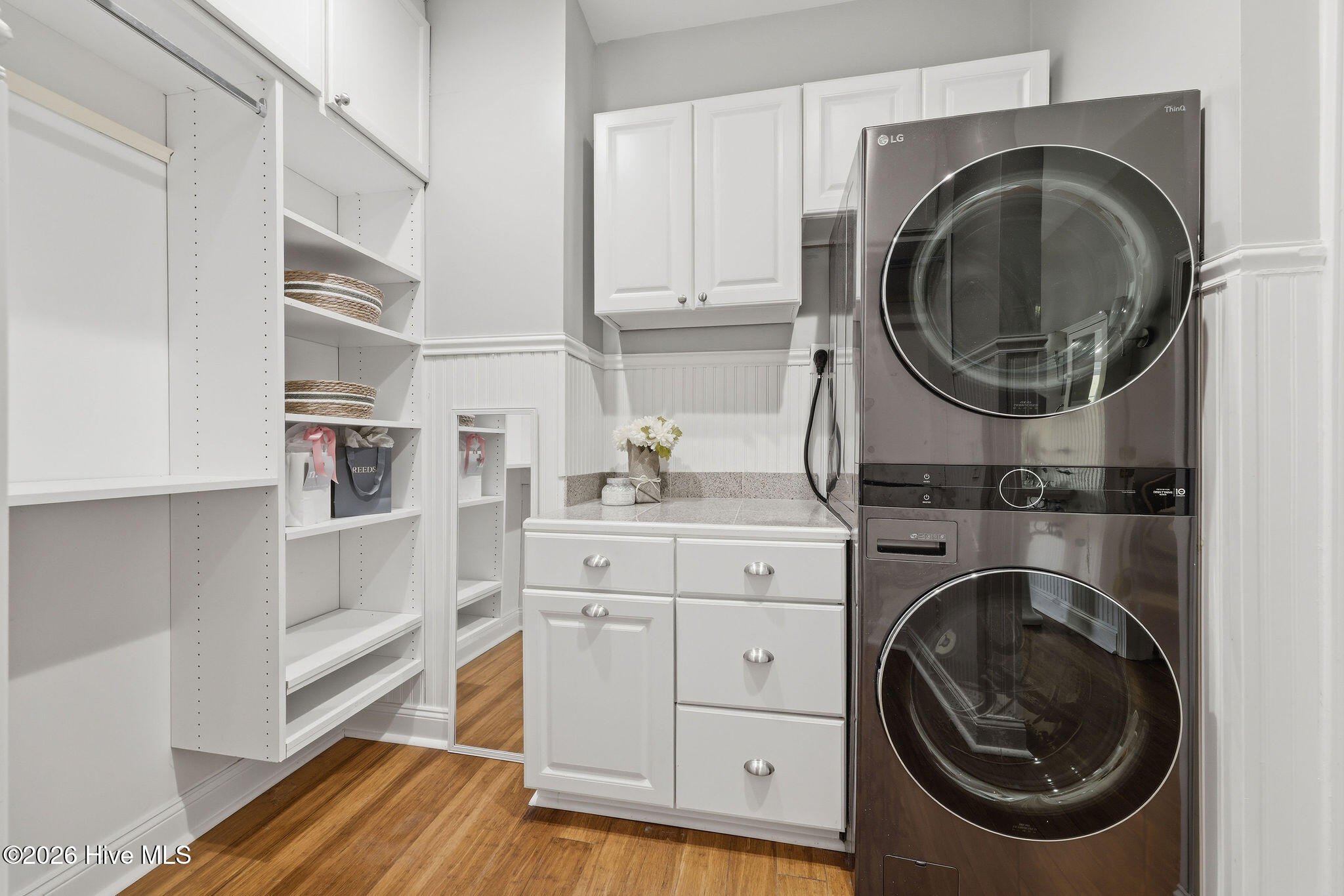 100565537 | Photo 64