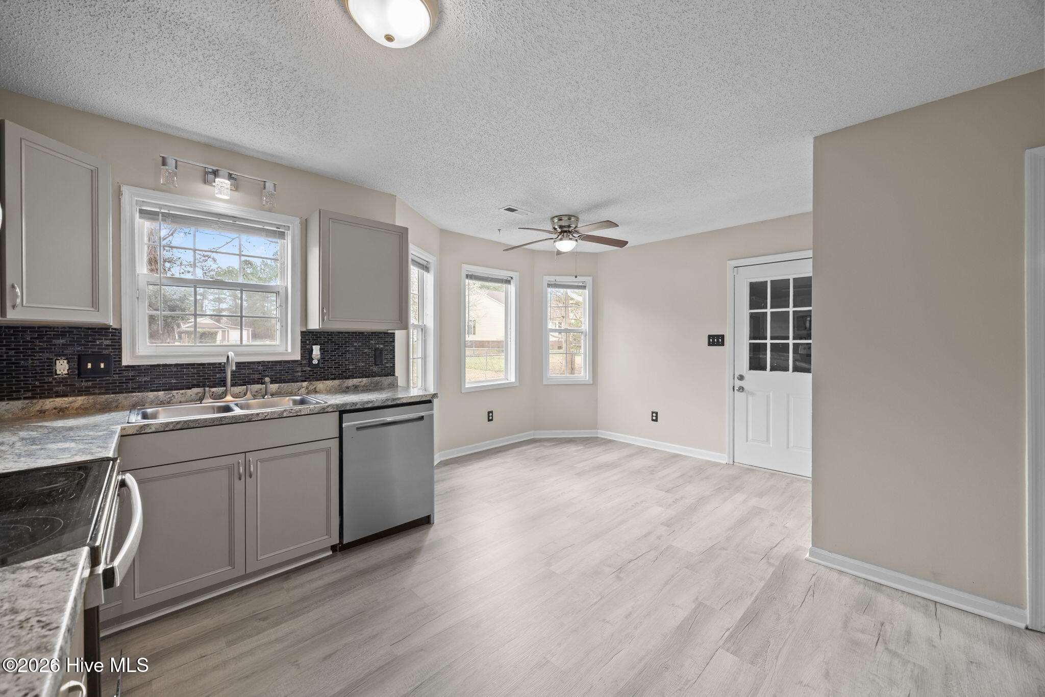 100556691 | Photo 11