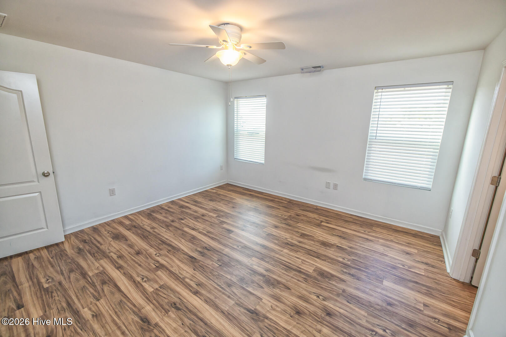 100558342 | Photo 29