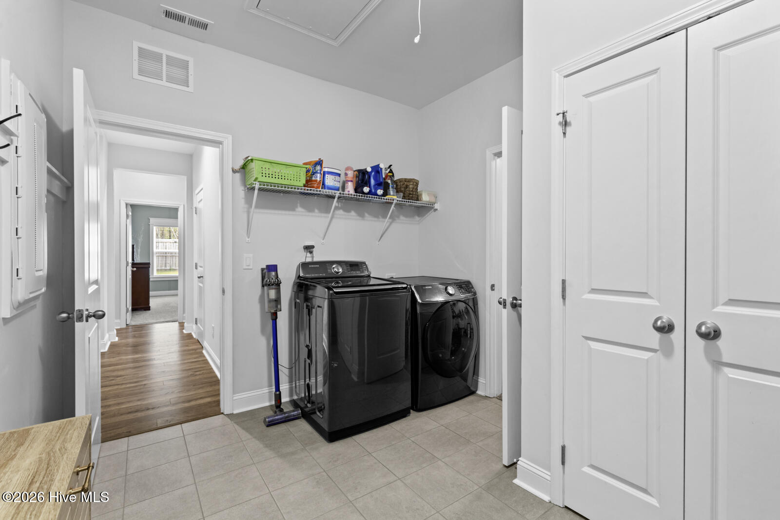 100565917 | Photo 30