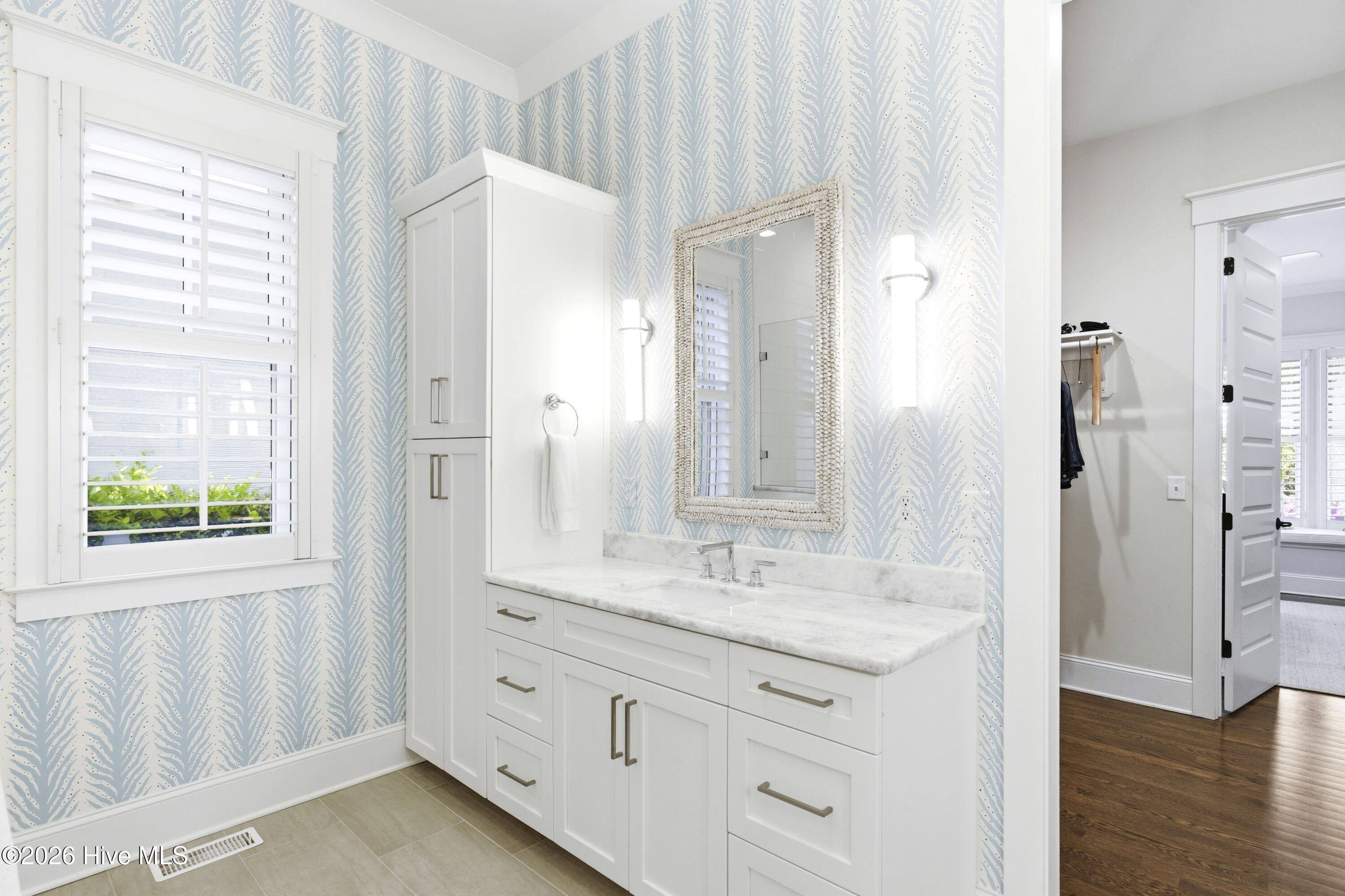 100562108 | Photo 19