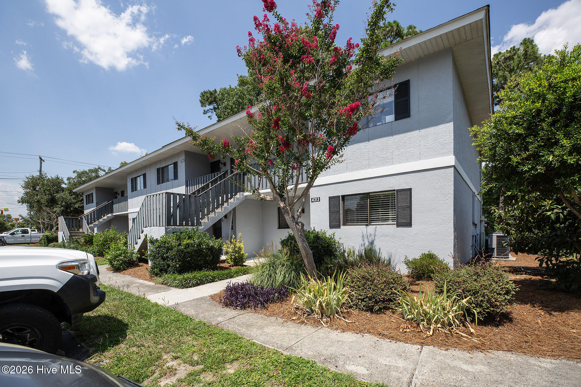 100587895 | Photo 3
