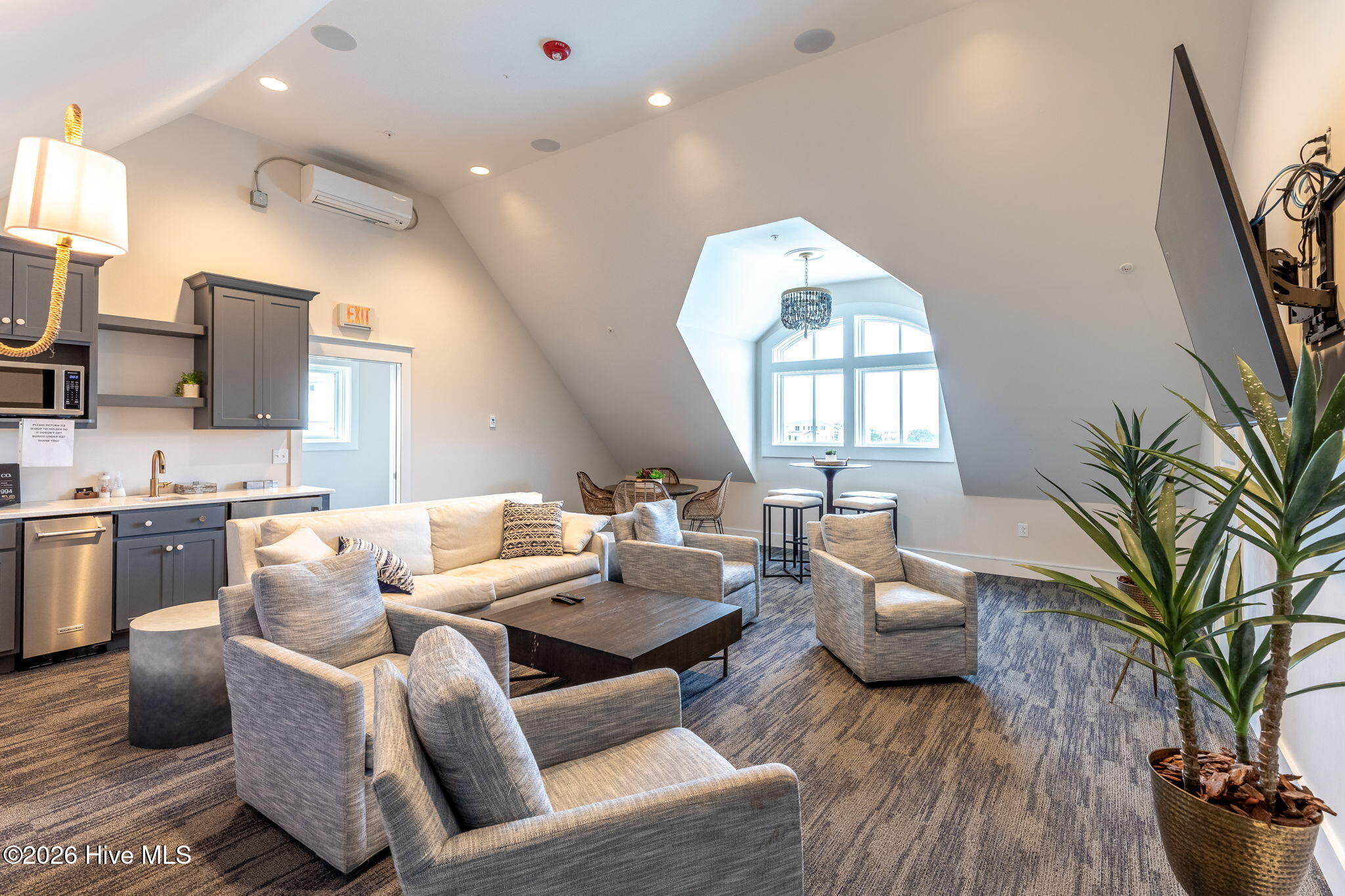 100558696 | Photo 32