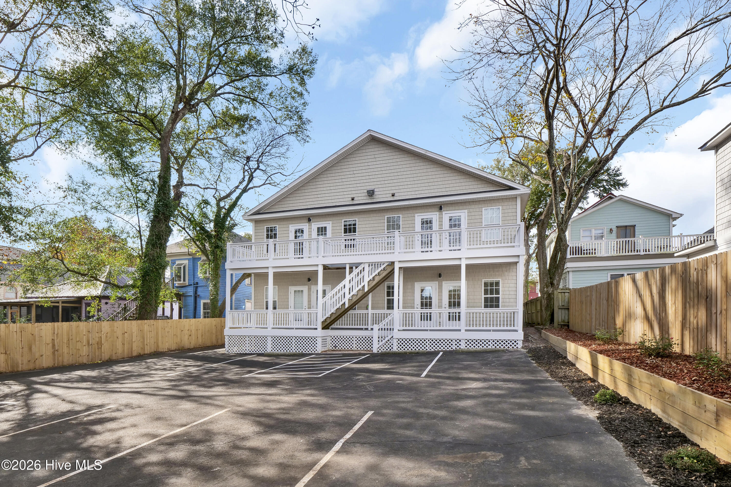 100548827 | Photo 37