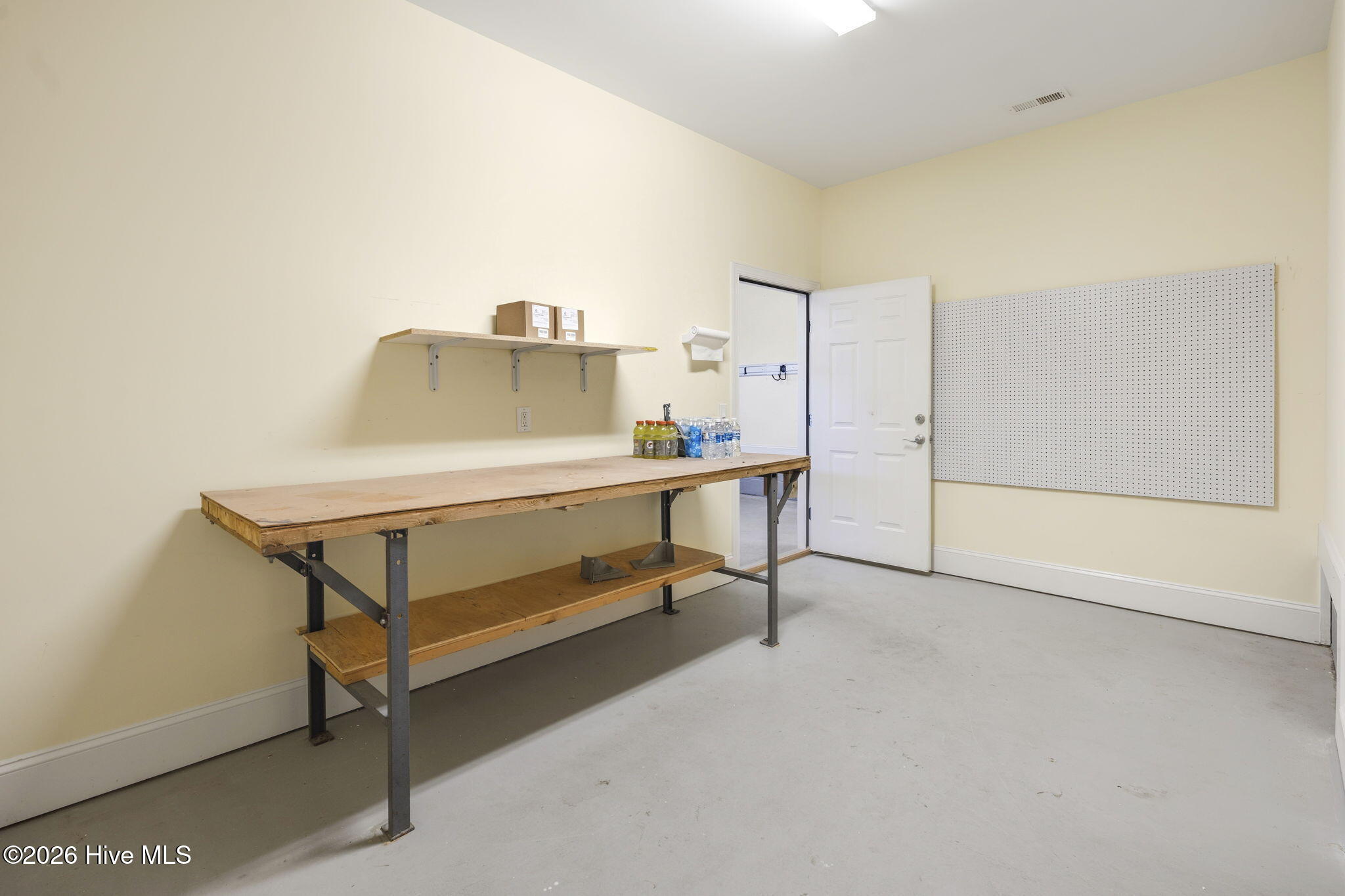 100568183 | Photo 40