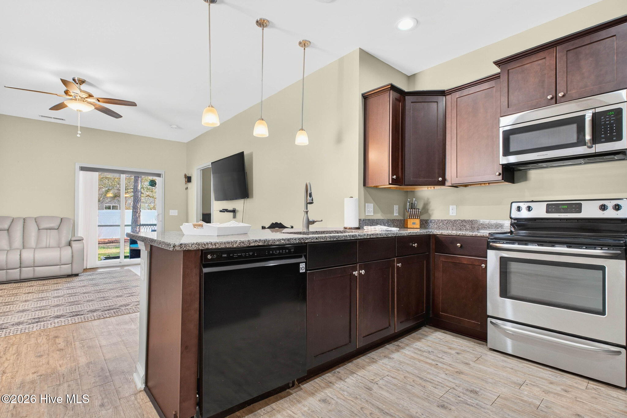 100555390 | Photo 11