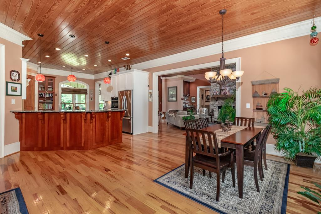 Kitchen / Dining area