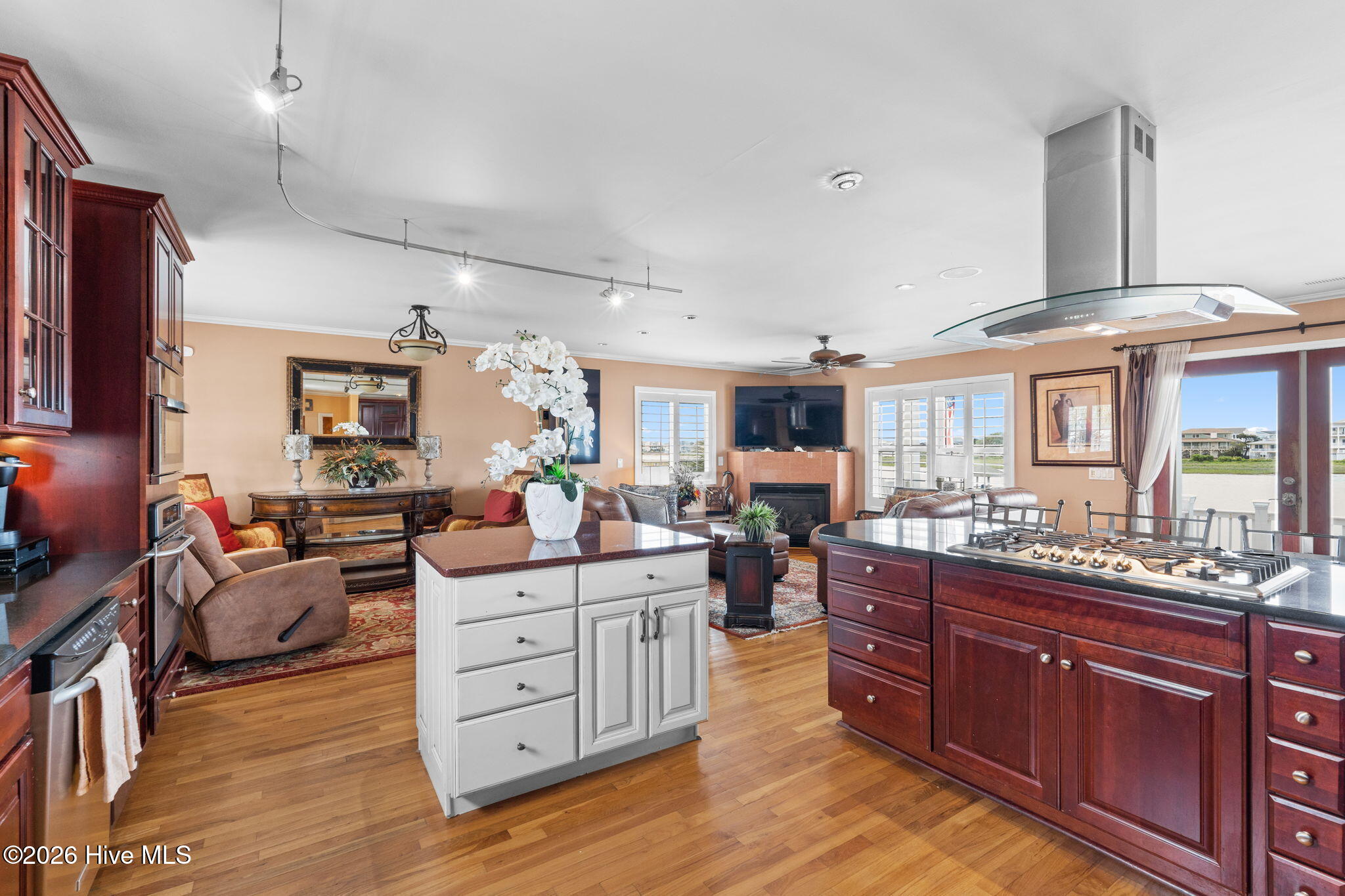 100570592 | Photo 13