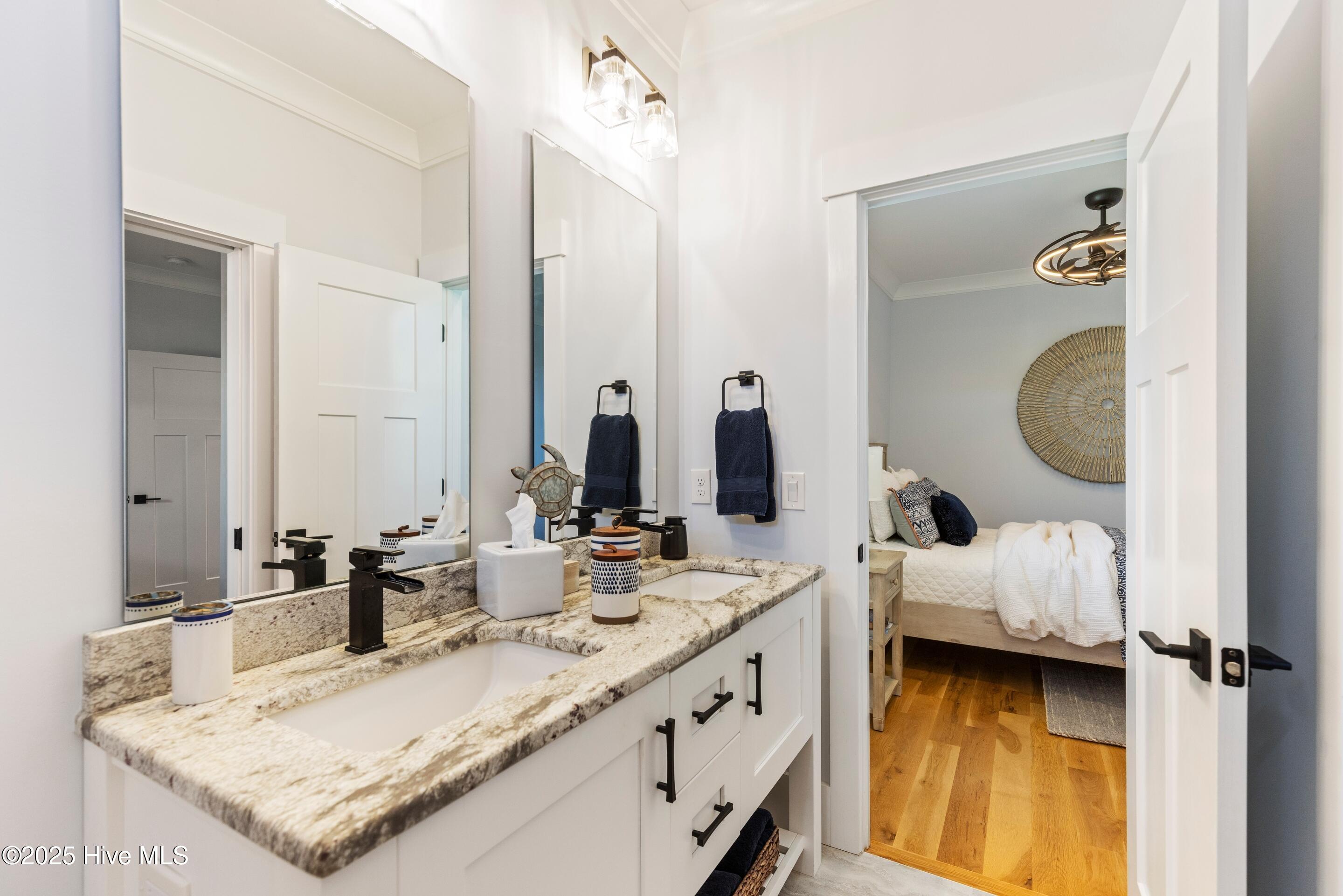 100540413 | Photo 36