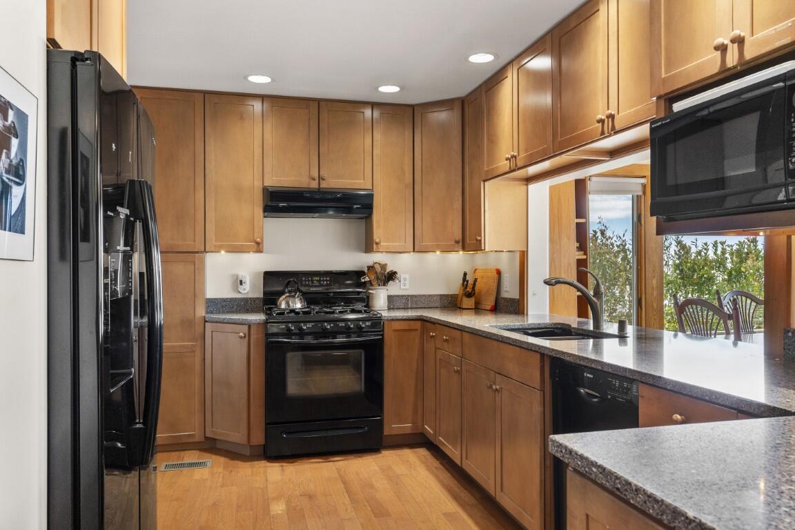 22 Gray Road, Southport, ME, 04576