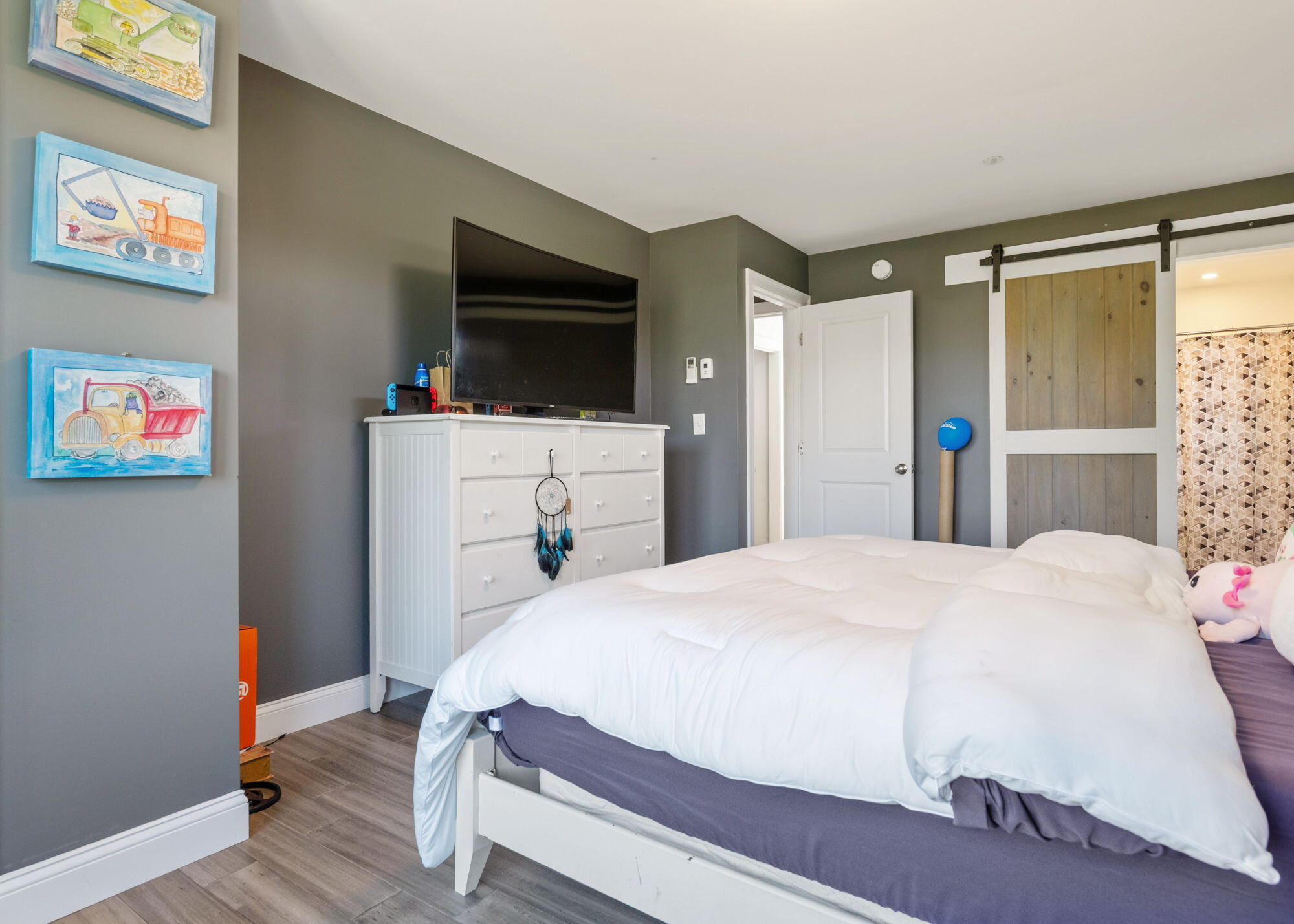 2nd floor large bedroom 2 en suite