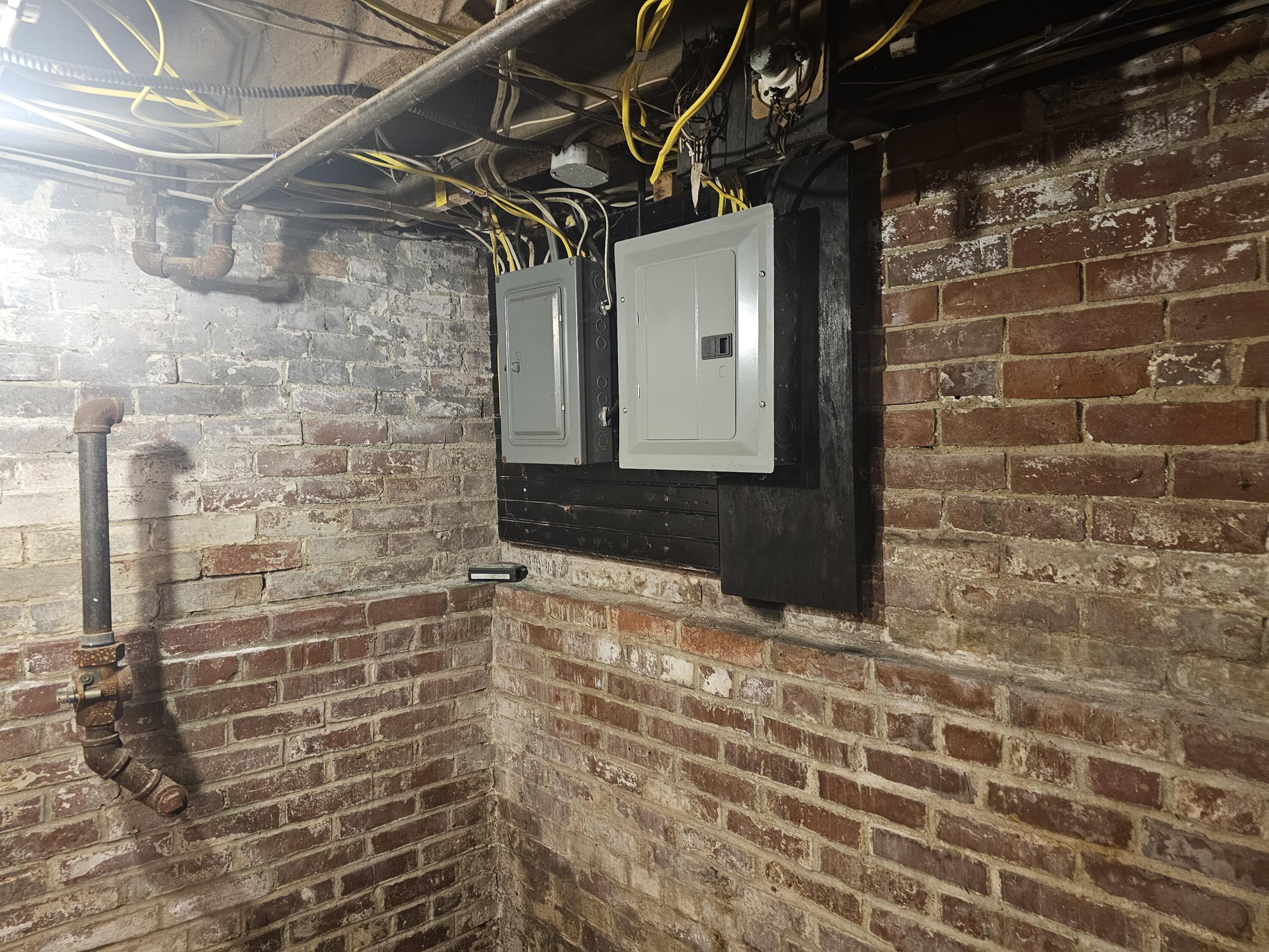 101 Elm Street, Lewiston, ME 04240 Circuit breakers