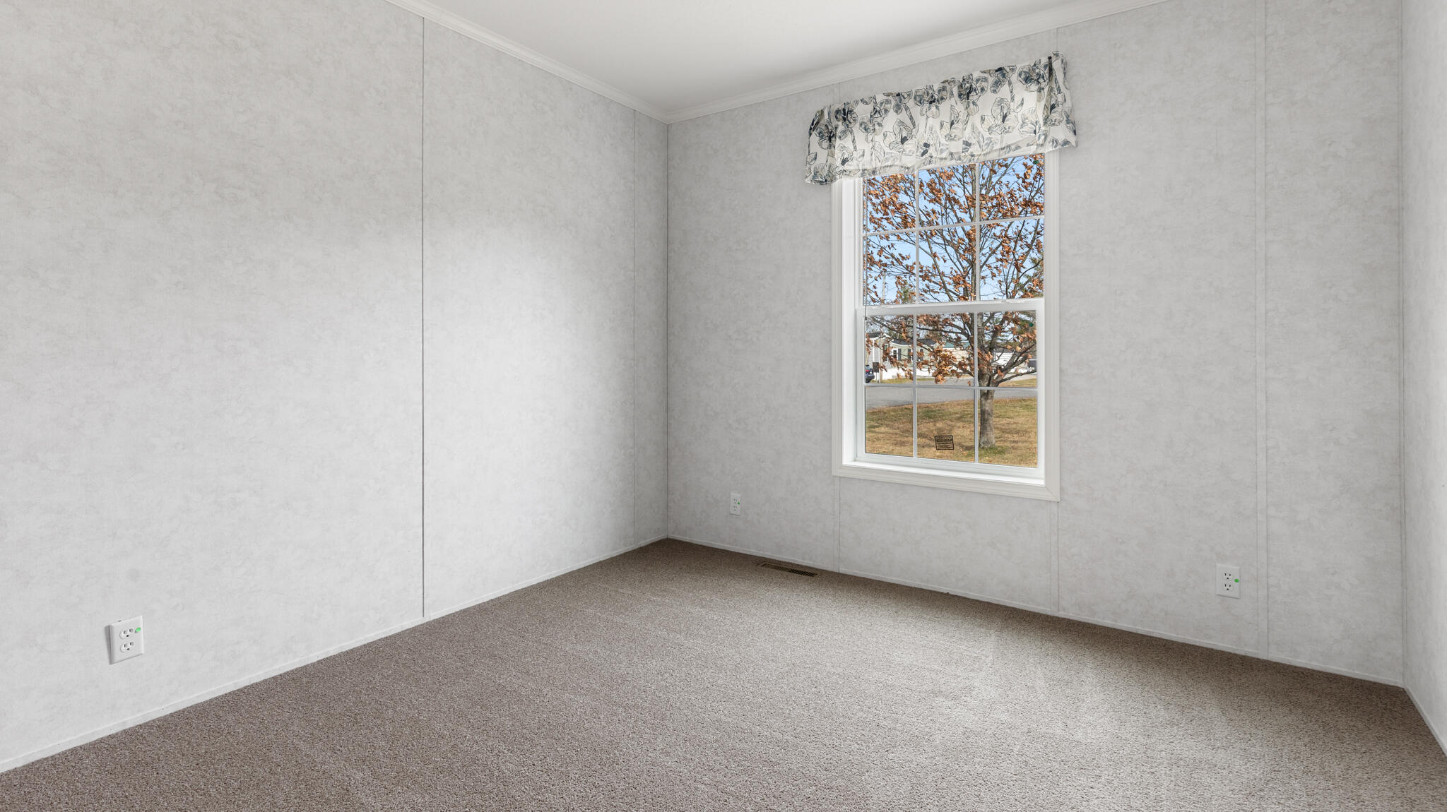 30 Main Road, Holden, ME, 04429