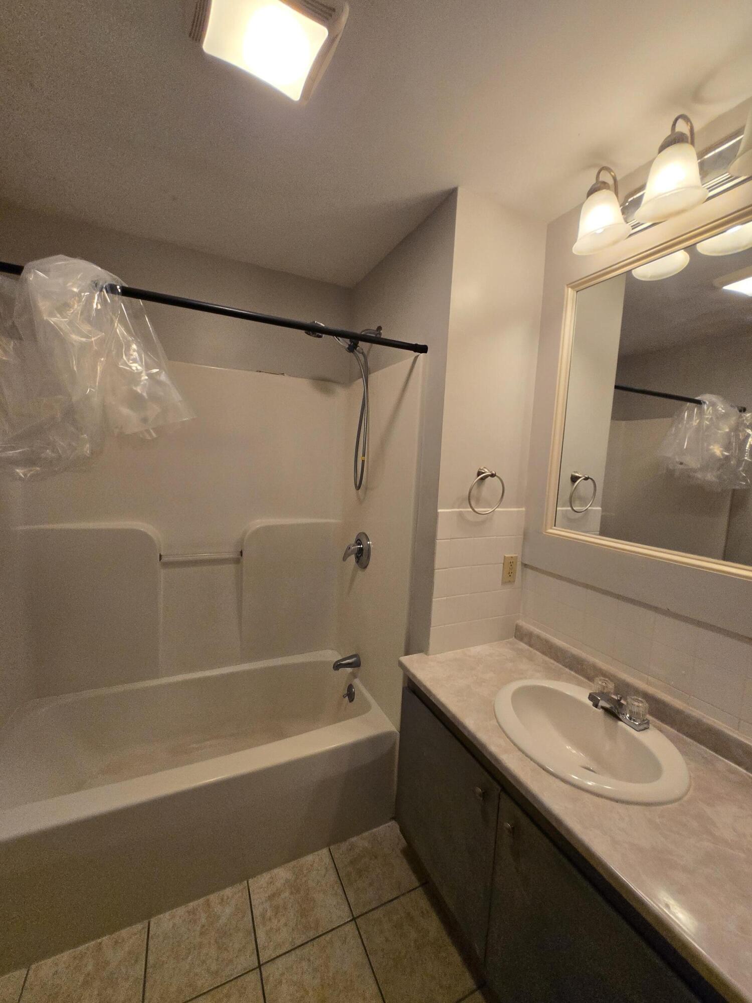 25 Falmouth Road, Falmouth, ME 04105 UNIT 2