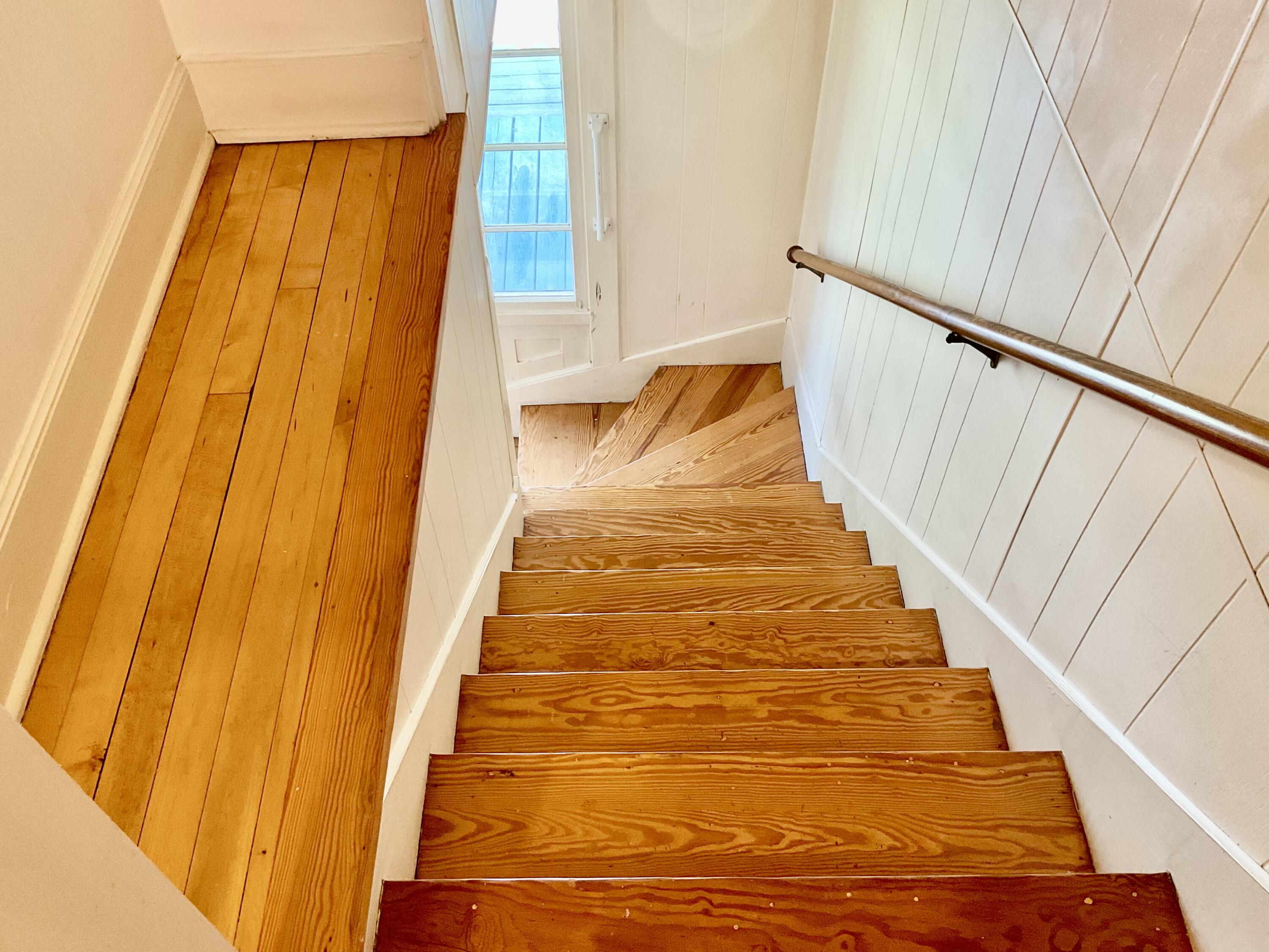STAIRWAY LEADING TO 1ST FLOOR