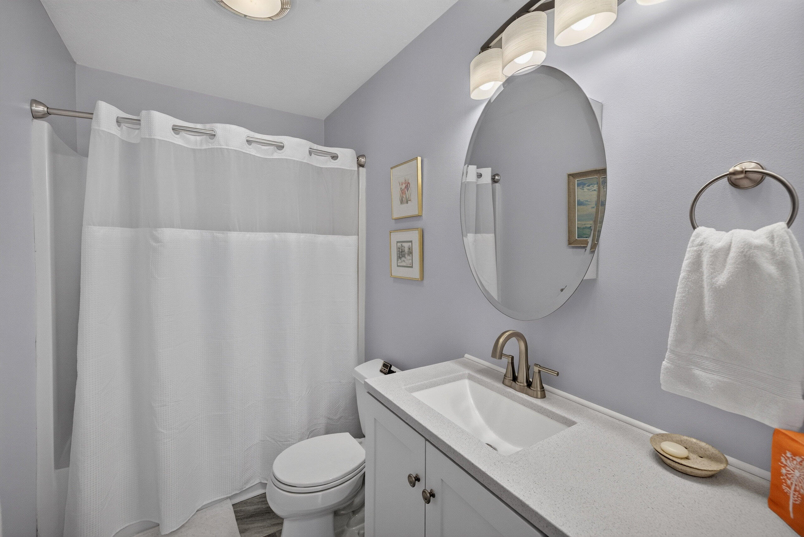 Upstairs Full Bathroom