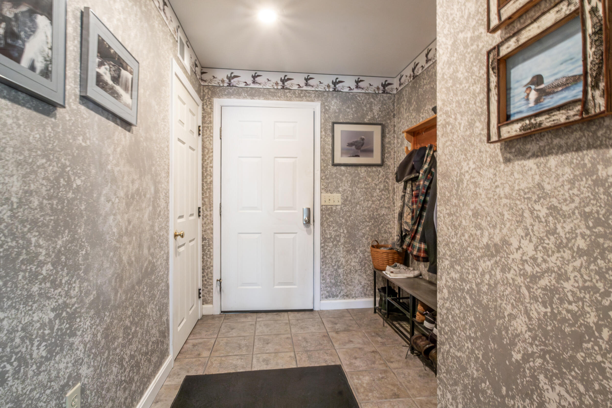60 Diamond mud room