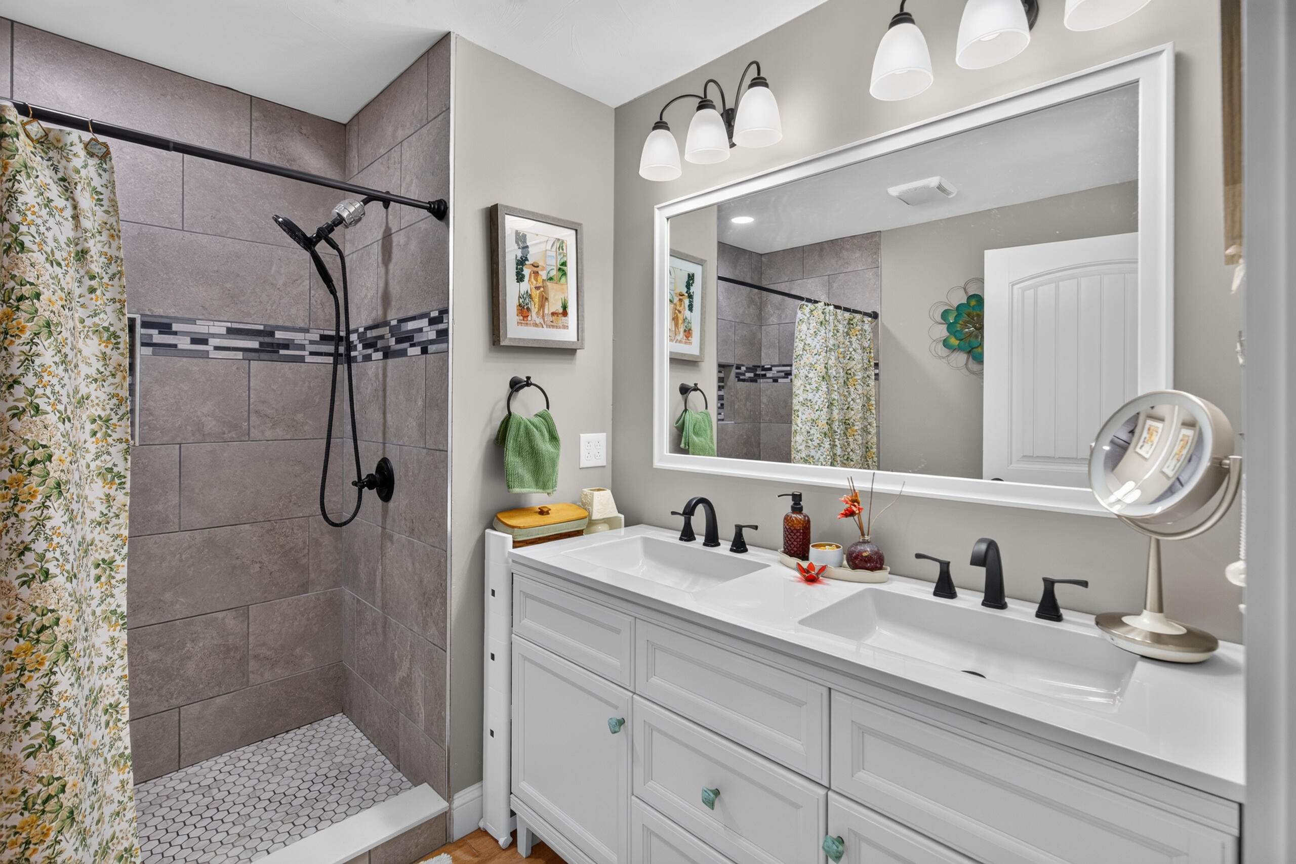 520 Bog Road, Hermon, ME 04401 Primary bath