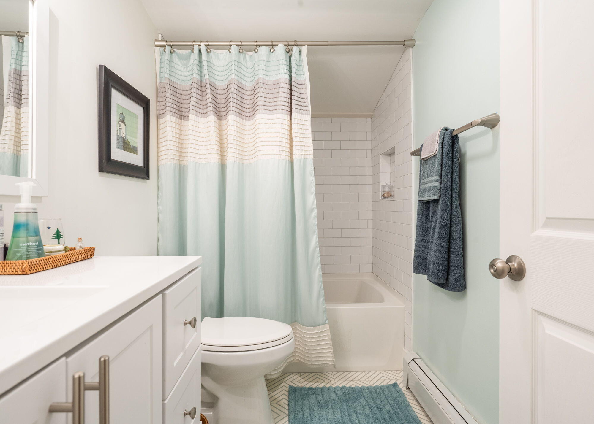 303 Middle Road, Falmouth, ME 04105 2nd Floor Full Bath