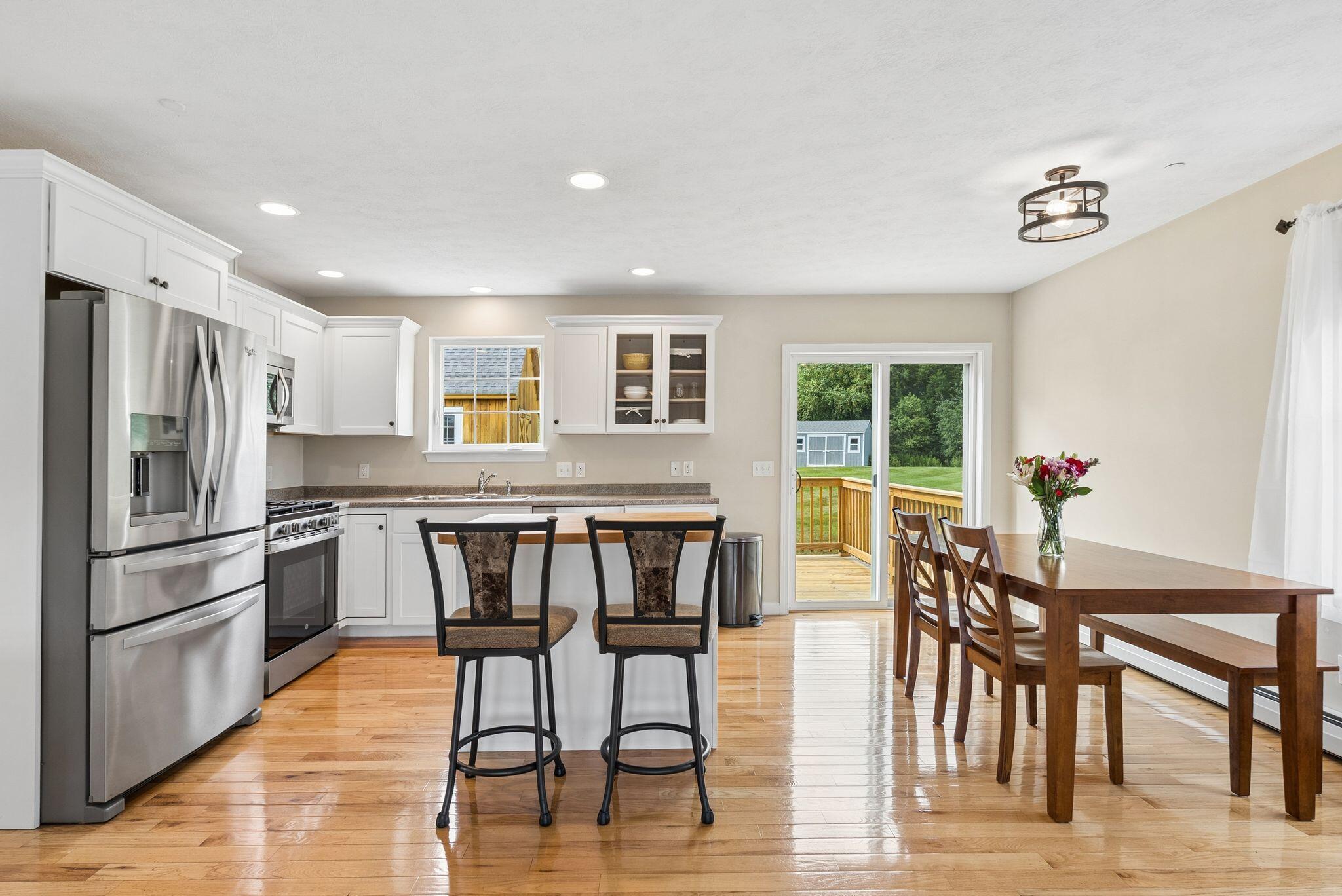 Kitchen & Dining