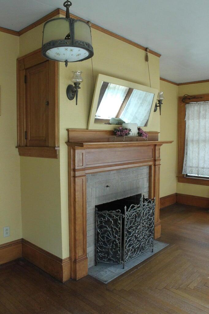 1st floor, working fireplace
