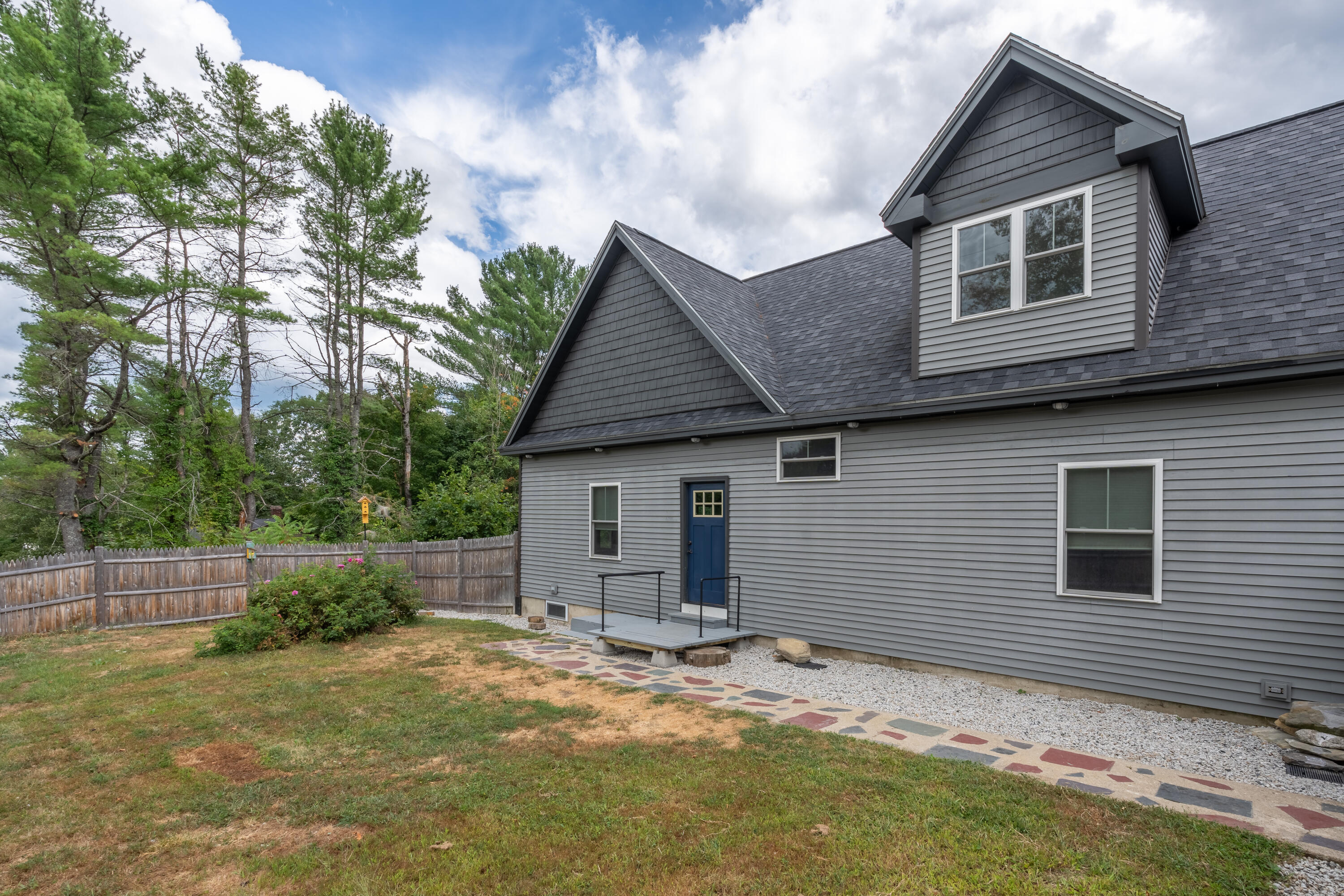 42 East Oxford Road, Paris, ME, 04281