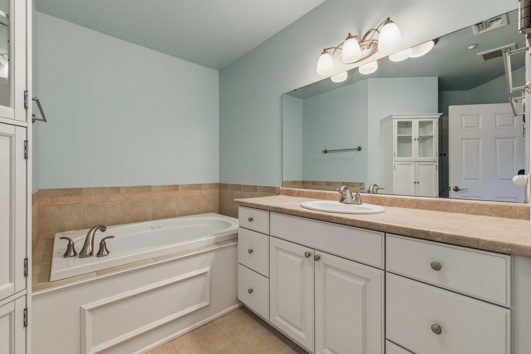 100 Shepards Cove Road UNIT F204, Kittery, ME, 03904