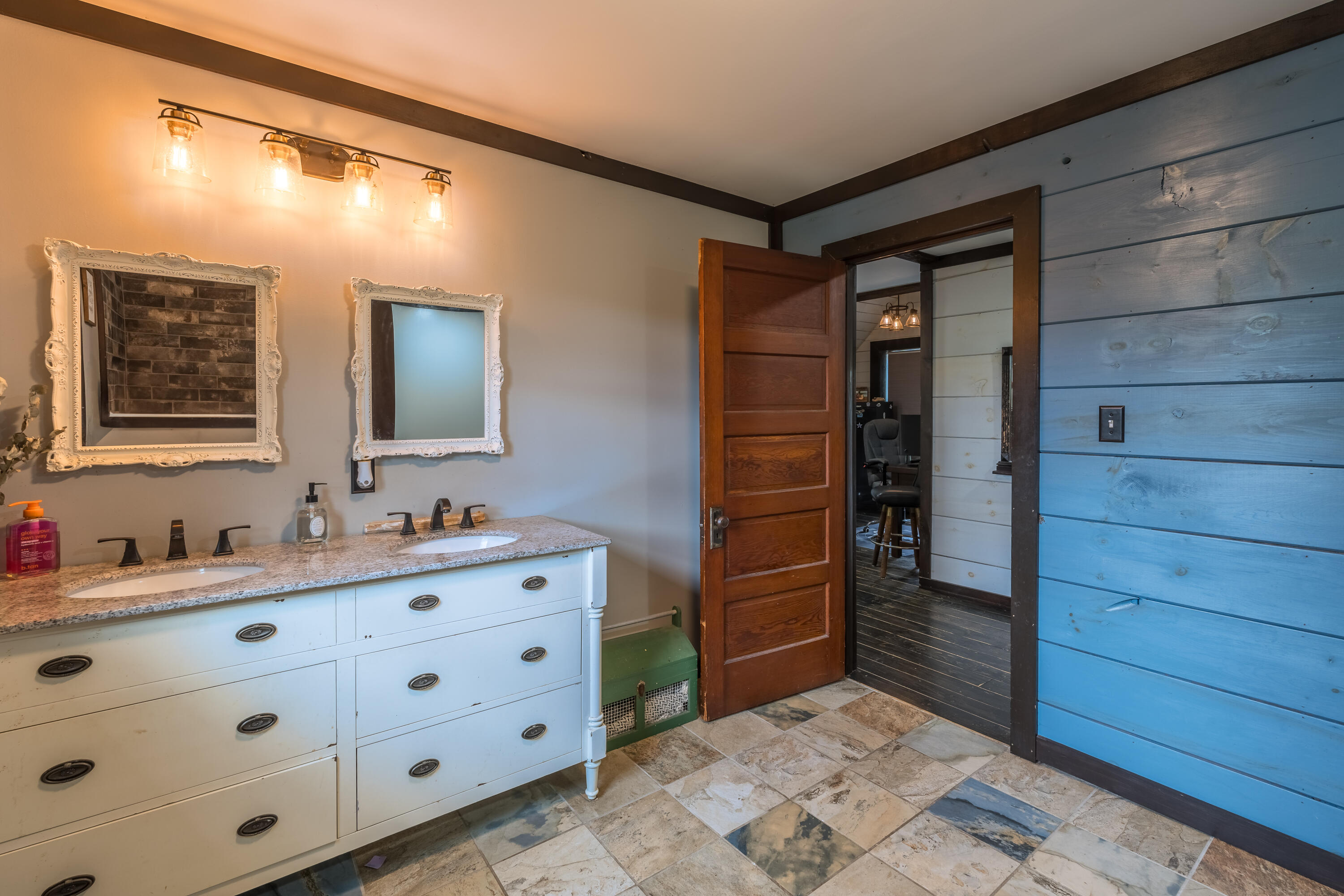 42 East Oxford Road, Paris, ME, 04281