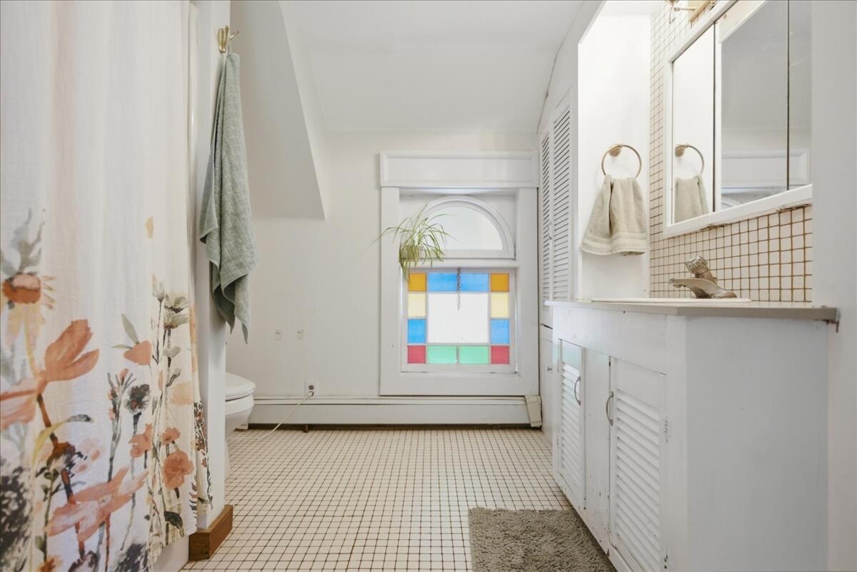 2nd floor full bathroom