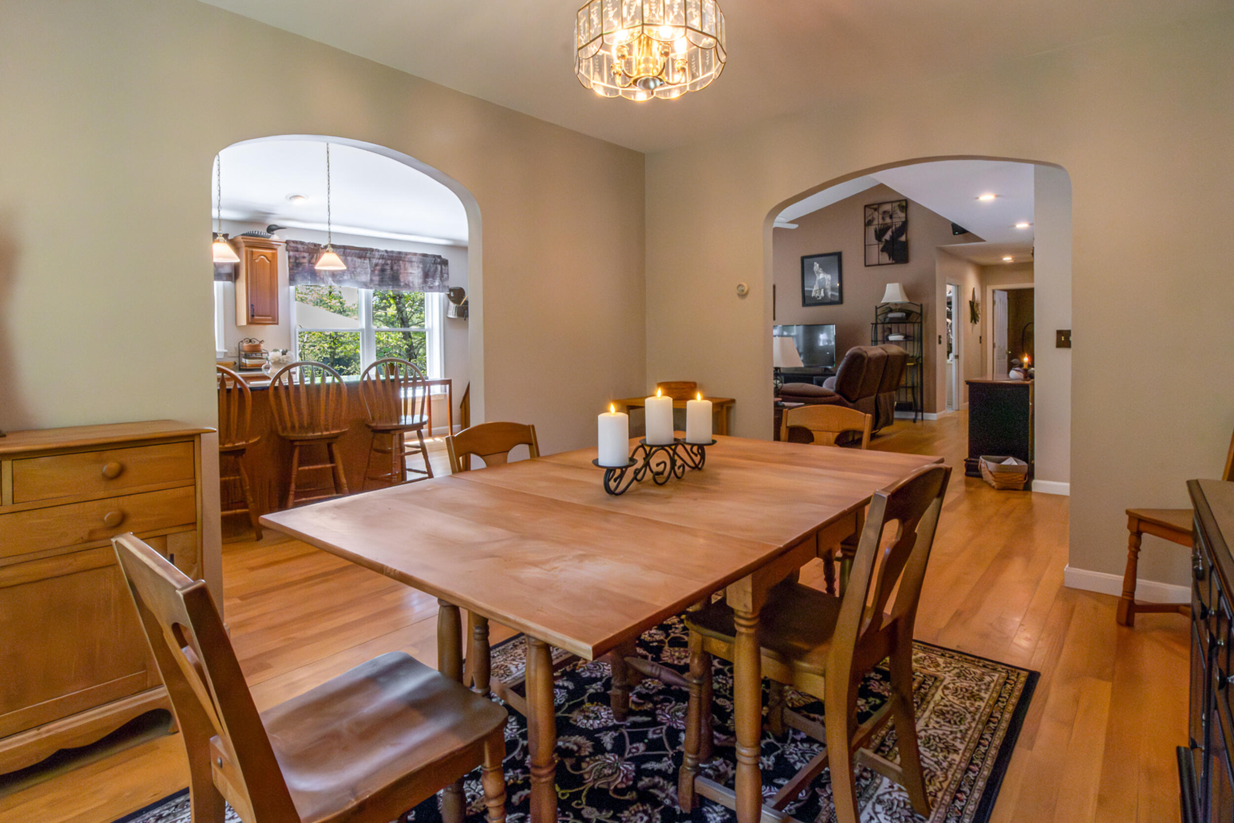 60 Diamond dining into living