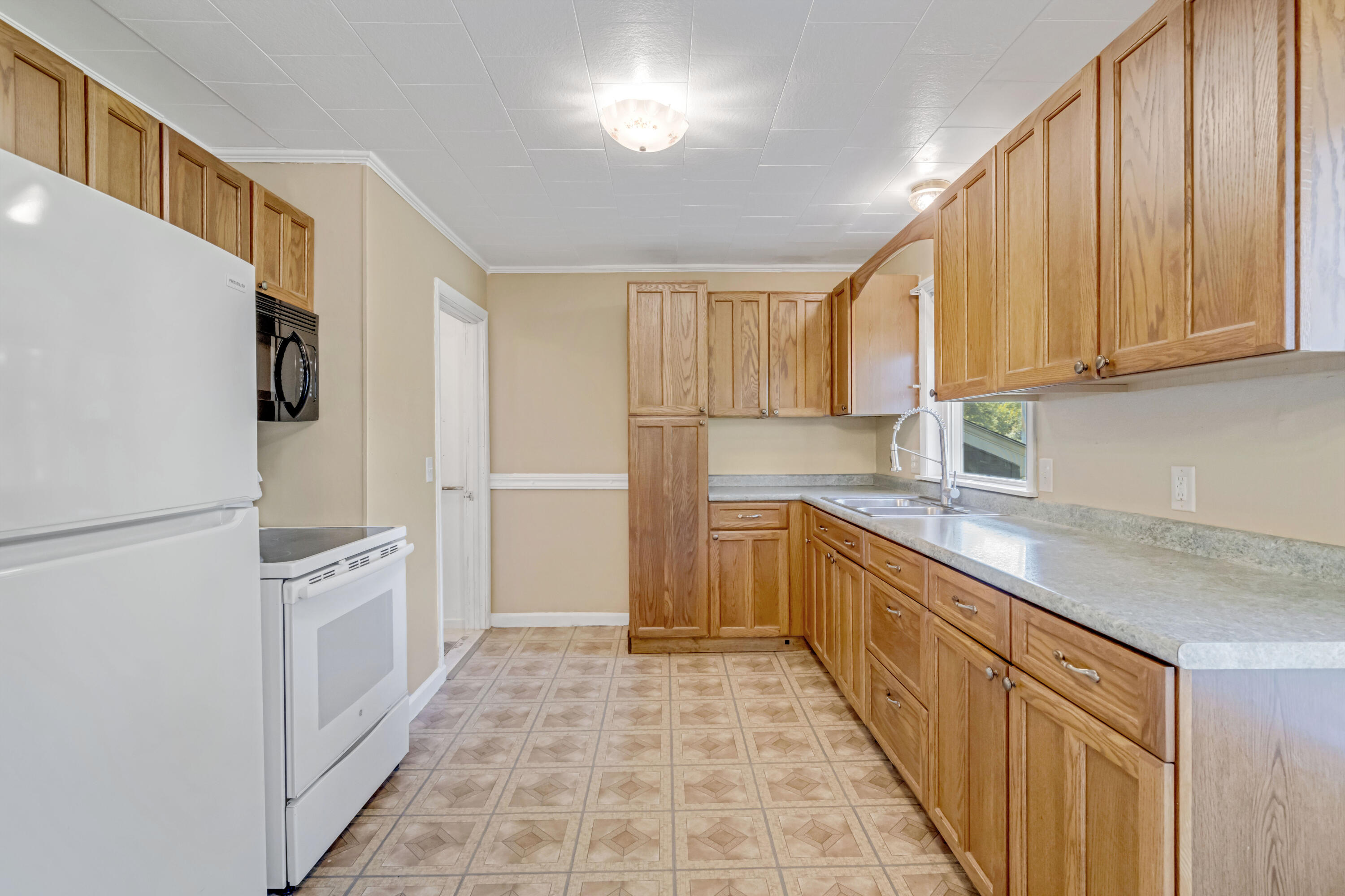 196 Stevens Mill Road, Auburn, ME 04210 Kitchen