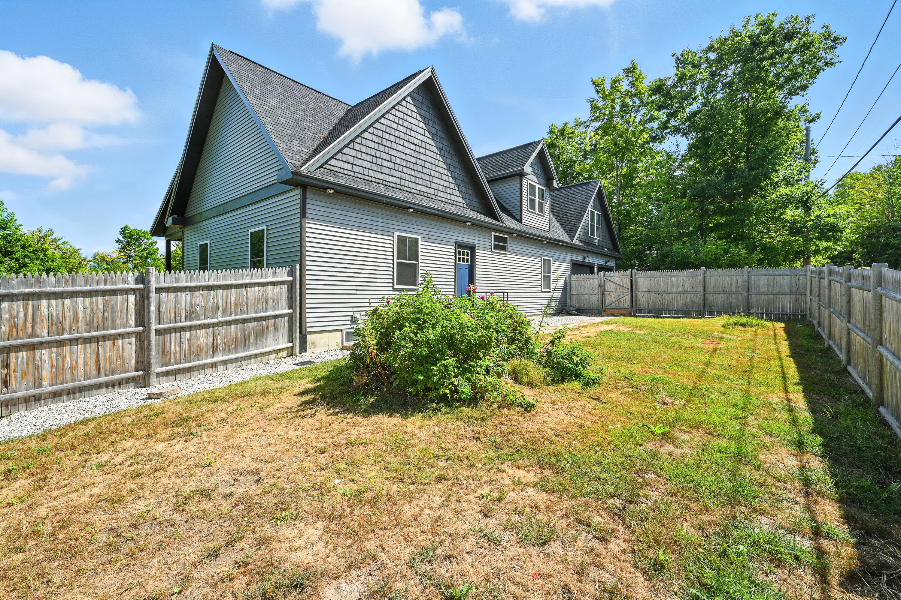 42 East Oxford Road, Paris, ME, 04281