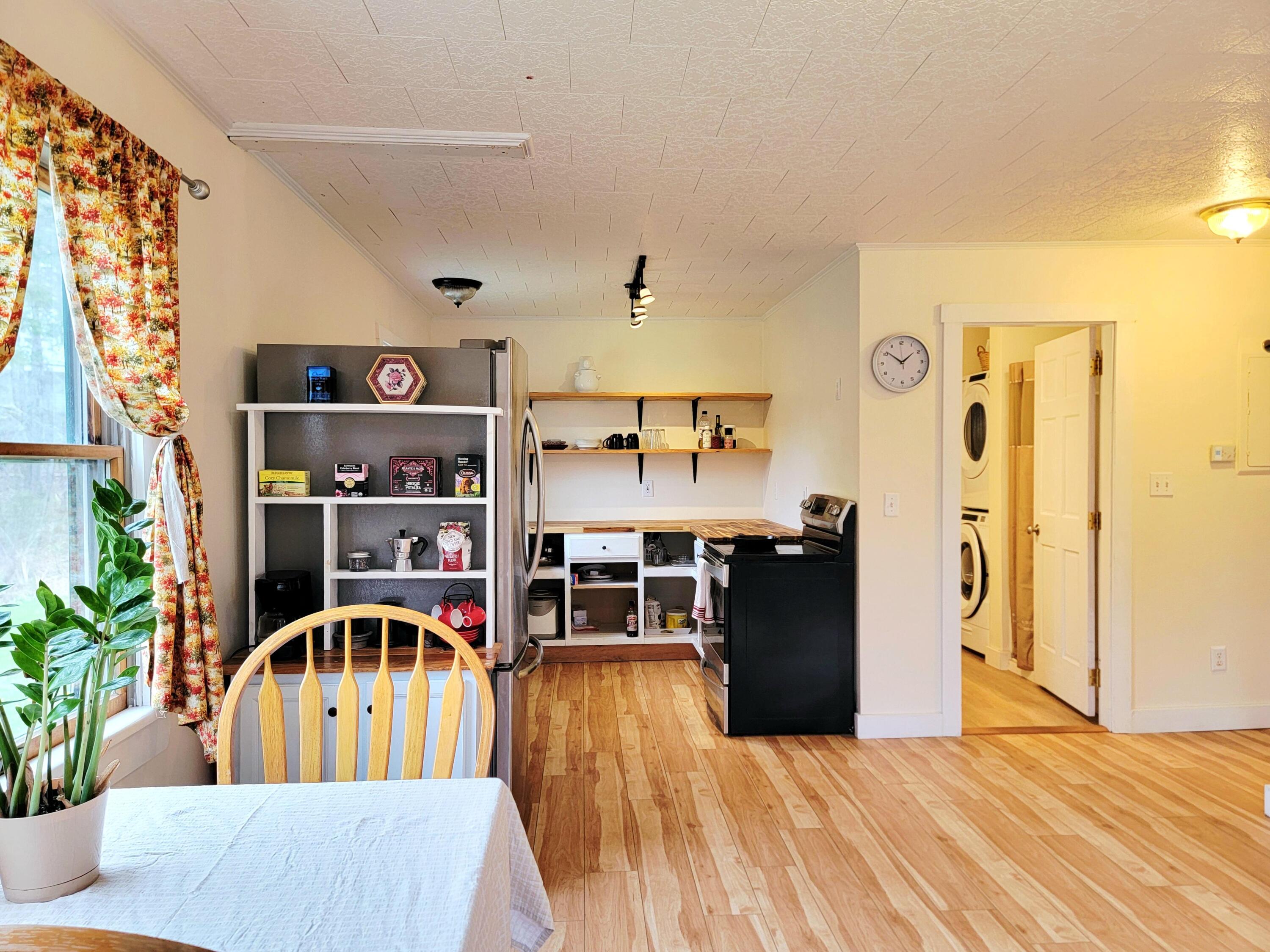 Large Eat-in Kitchen
