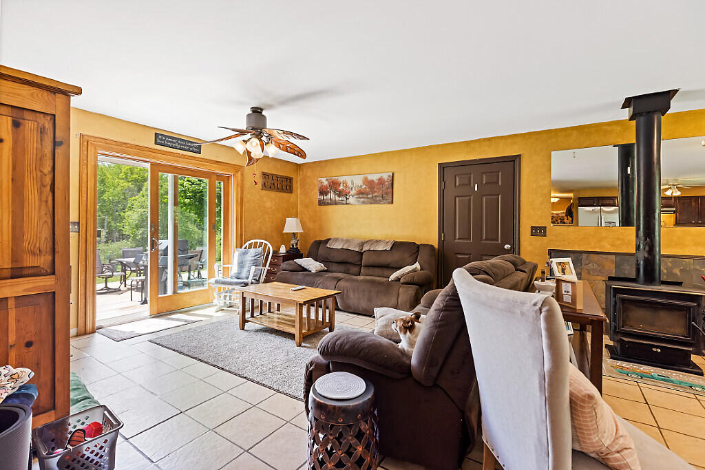 13 living room direct to deck