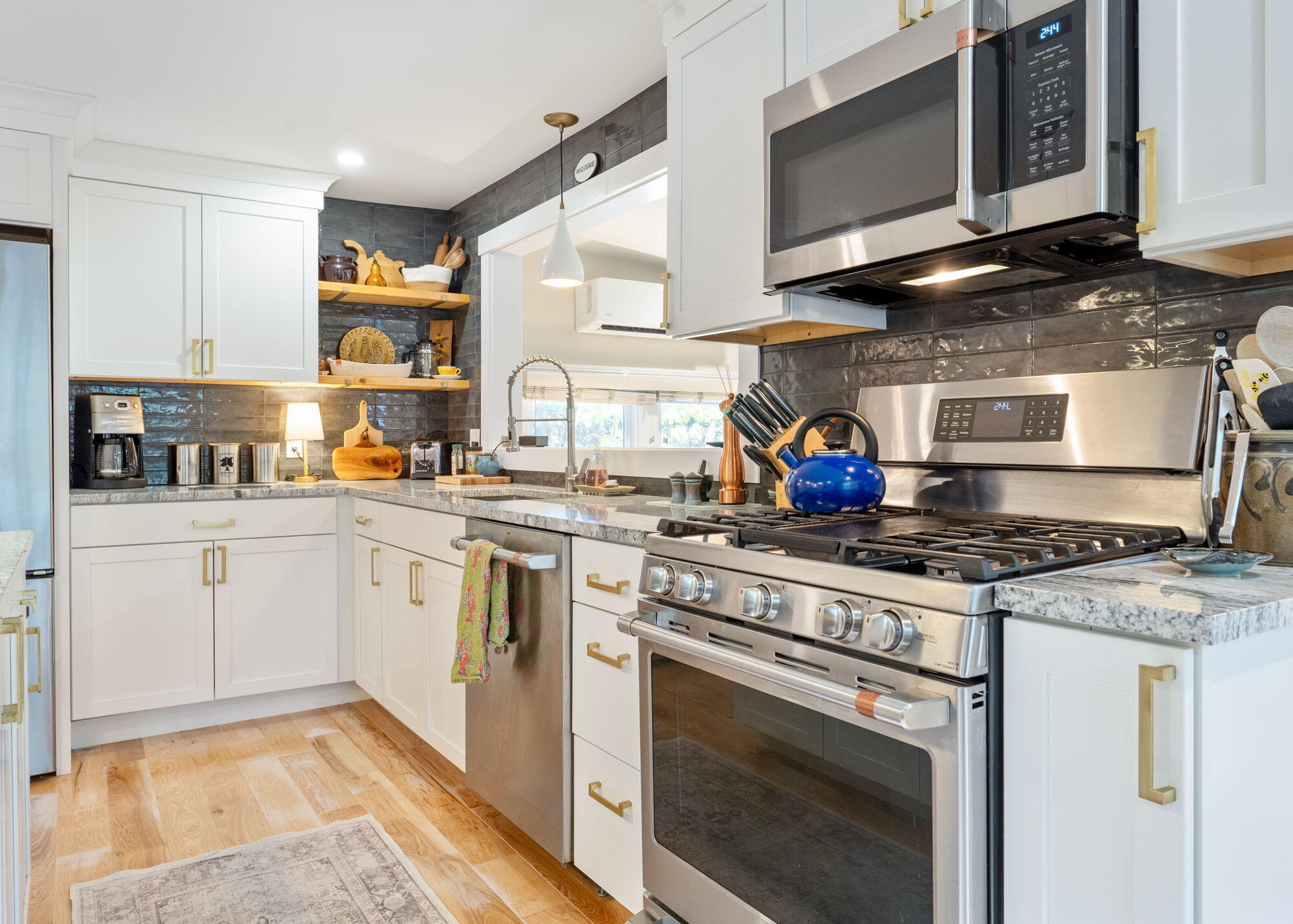 303 Middle Road, Falmouth, ME 04105 Kitchen