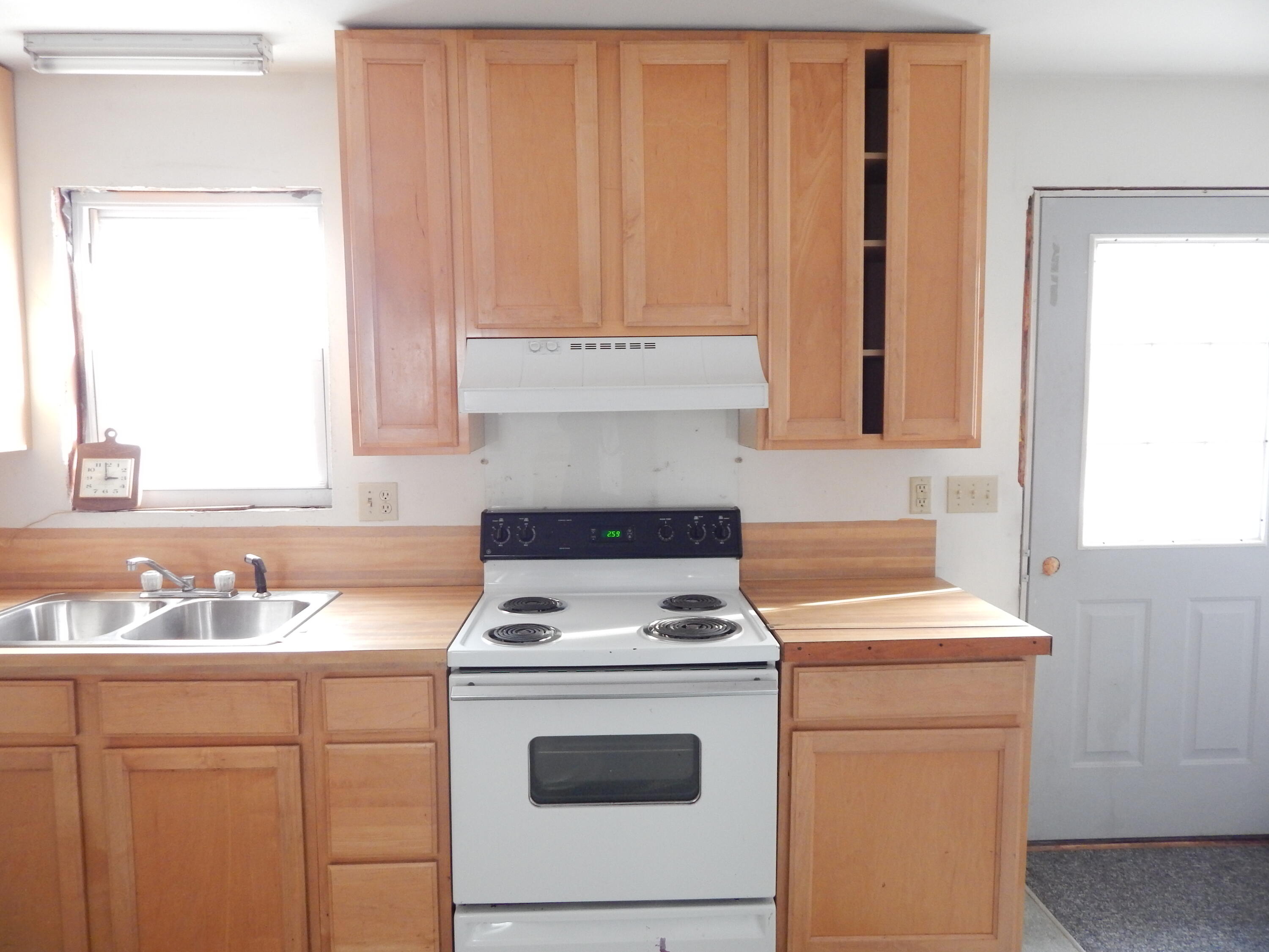 19 Park Street, Paris, ME, 04281