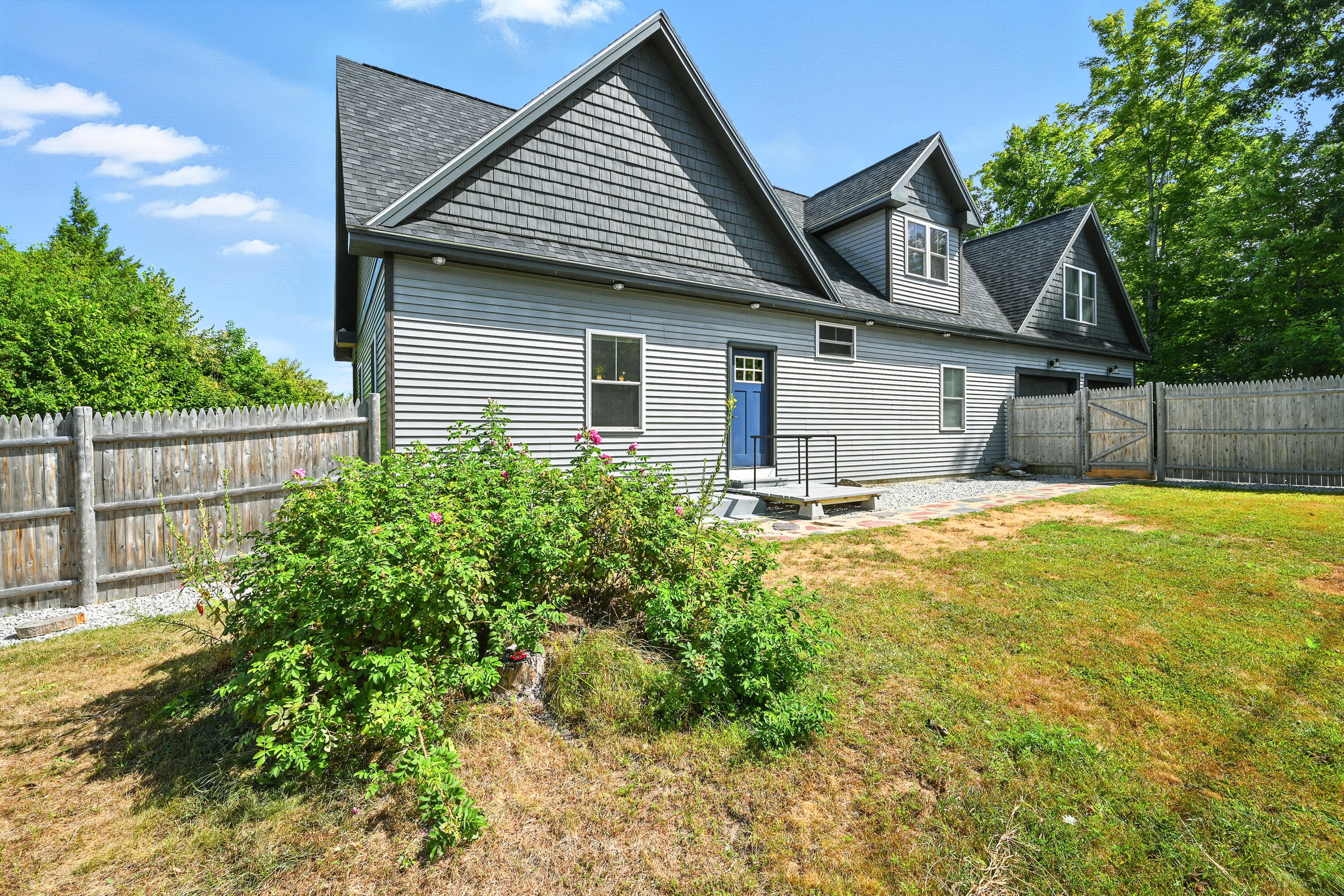 42 East Oxford Road, Paris, ME, 04281