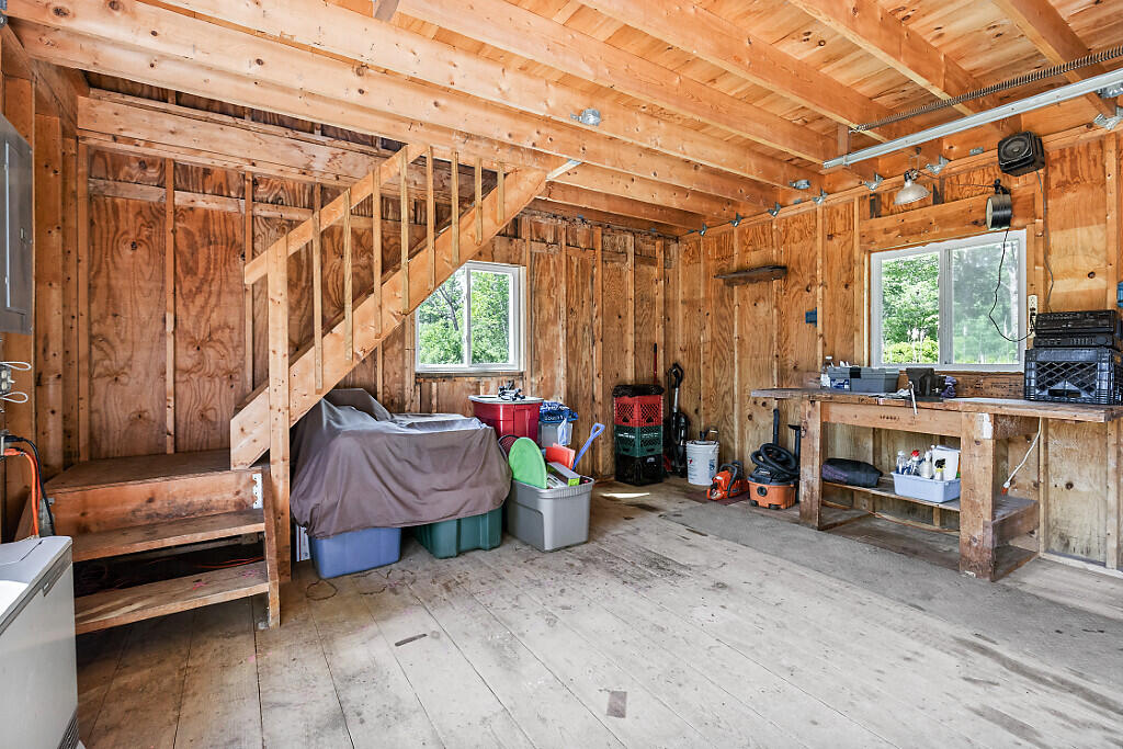 Shop/garage