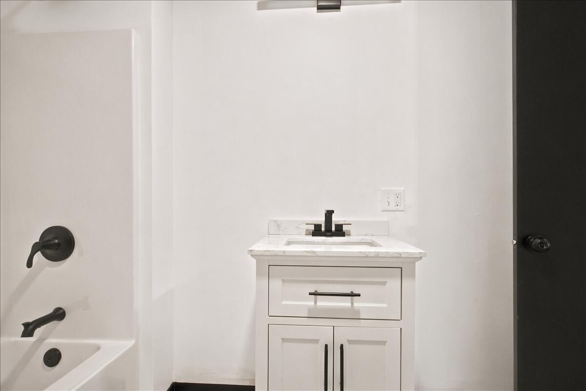 466 East Avenue, Lewiston, ME 04240 54-DSC09145