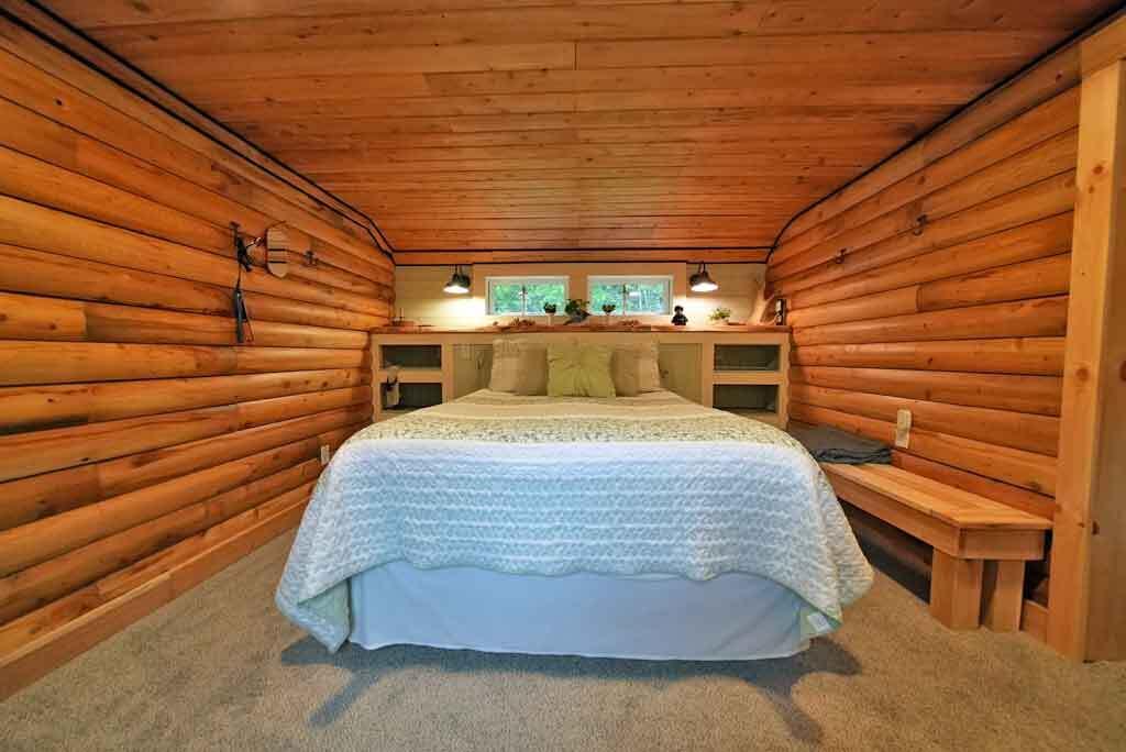 vacation-cabin-home-bedroom