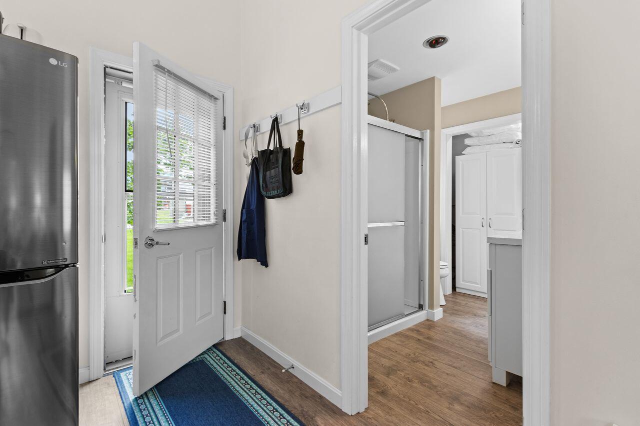 14 Holly Street, Portland, ME 04103 Rear apartment with full bath off entry