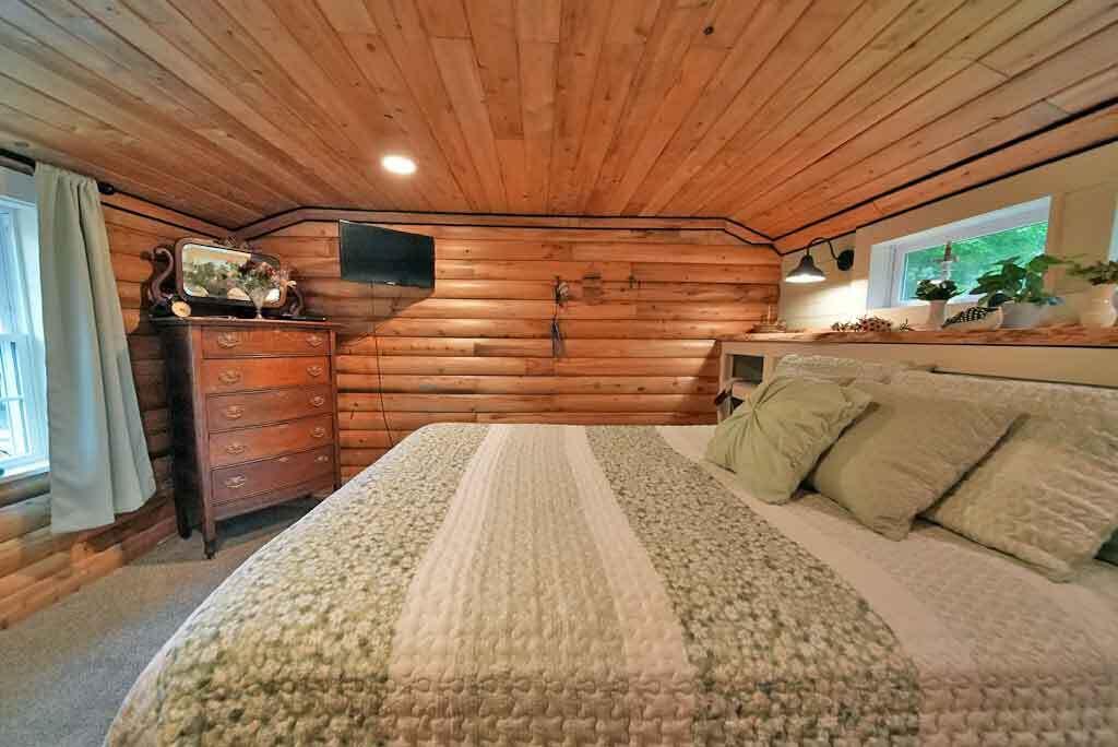 me-cabin-home-bedroom