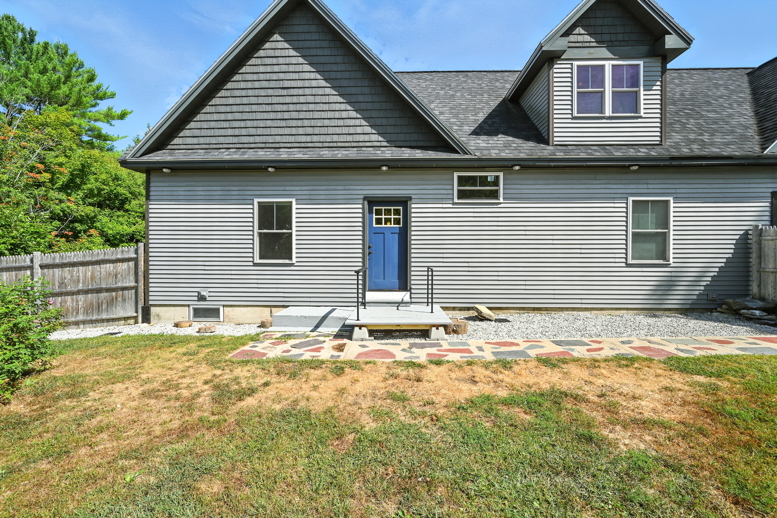 42 East Oxford Road, Paris, ME, 04281