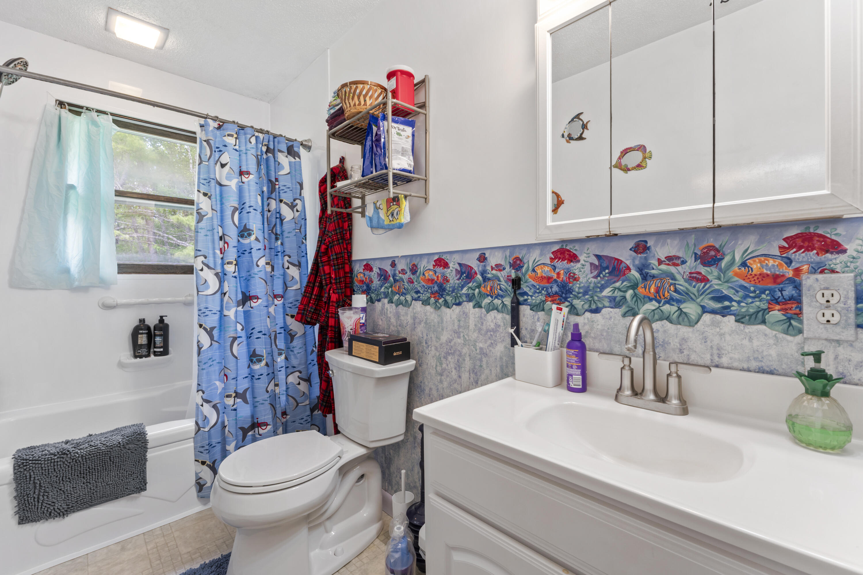 995 Middle Road, Dresden, ME 04342 Full Bath with Tub